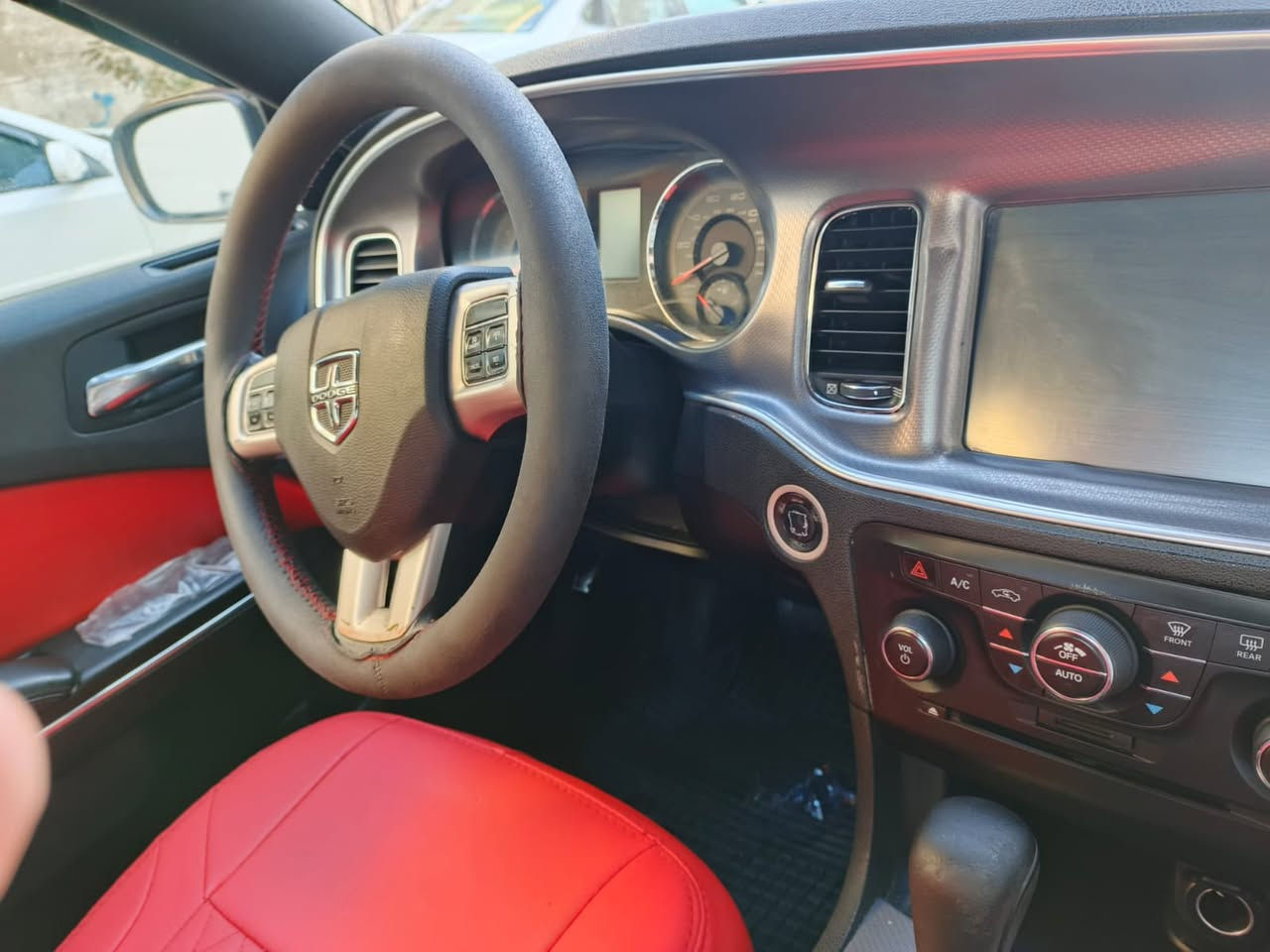 السلام عليكم للبيع
ايرباك واحد برده 
جارجر 2011  رقم بغداد 
مغلفه مات كامل 
محرك : 3600
منضومة غاز  ( حكومي )
فجوج RT دسك جبير 
دعاميات نفخ امامي وخلفي 
شاشه جبيره 
داخل احمر 
صدر امامي نضيف 
صدر خلفي نضيف 
كير عصه 
لايت زنون  

لسياره نقصه ويل 20 

مكان لسياره بغداد 

***********   للاستفسار
