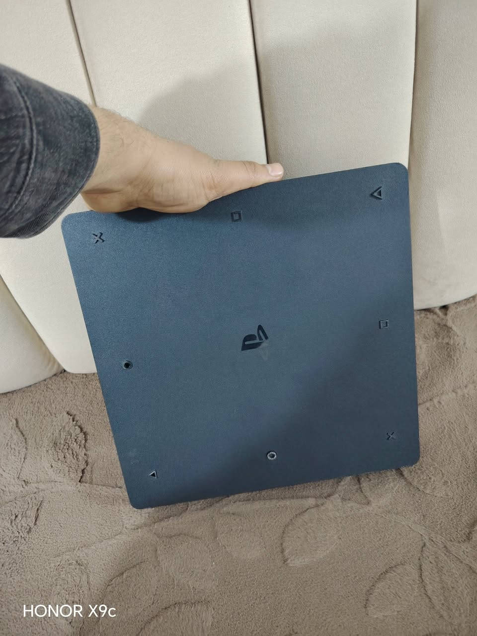 السلام عليكم بلي 4 للبيع مكفول مامفتوح مشتغل قليل وياه يدتين وشاحنه واربع لعبات قراند 5 بتلفيلد مصارعه وحرب وياه لعبات منزلها داخل البلي سعر 225 وبي مجال مكاني بغداد الحسينيه مال راشديه وتوصيل موجود جميع أنحاء العراق للتصال للستفسار ***********
