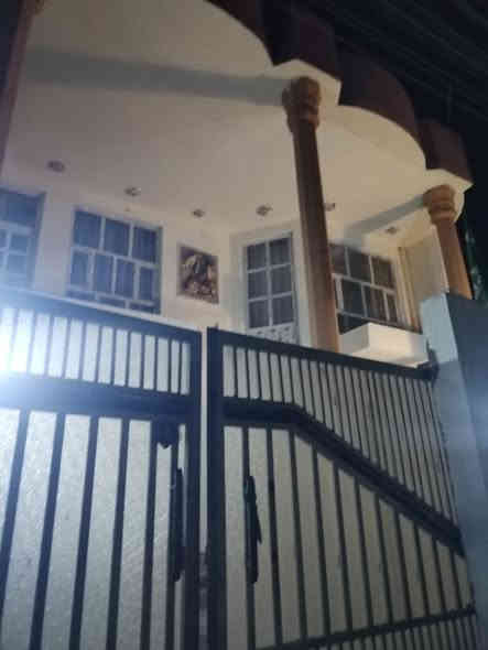 دار للبيع مســــــــــــاحــــــة،
200 متـــــــــــــر 
السعر 125
***********
واسط الصويرة حي الزهور قرب الفلكة 
طابو صرف.
