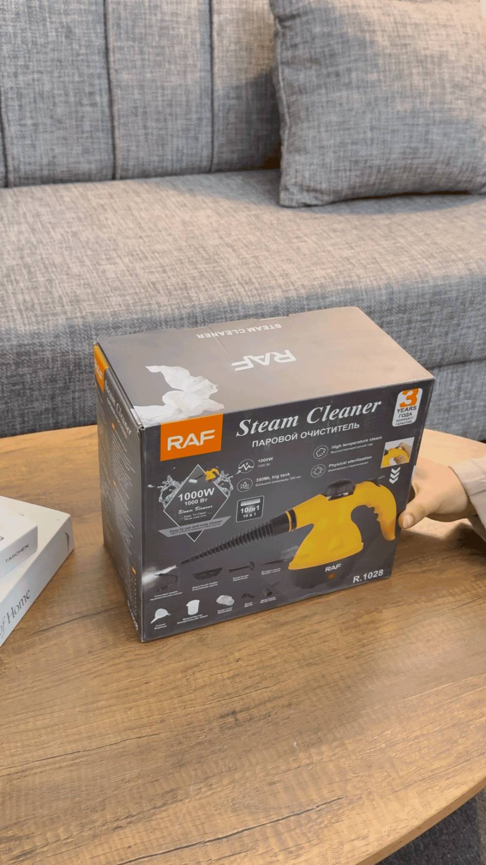 منظف بخاري محمول RAF R.1028 بقوة 1000 واط – 10 ملحقات متعددة

الاستخدامات

تنظيف وتعقيم الأرضيات، السيراميك، والرخام.

إزالة الدهون المتراكمة عن أسطح المطبخ والفرن.

تنظيف الزجاج والمرايا والنوافذ بدون مواد كيميائية.

تعقيم الحمامات والحنفيات والفواصل بين البلاط.

تنظيف الأرائك، الستائر، والمفروشات بالقماش المخصص.

إزالة الأوساخ من زوايا ضيقة يصعب الوصول إليها.

تعقيم لعب الأطفال وبعض الأسطح الصلبة بالبخار.

المميزات

قدرة كهربائية: 1000 واط لأداء قوي وسريع.

سعة خزان الماء: 350 مل.

درجة حرارة البخار: حتى 100° مئوية.

ضغط بخار أقصى: 3 بار.

معدل تدفق البخار: 25–30 غرامدقيقة.

زمن التسخين: تقريباً 3 دقائق.

تشغيل على كهرباء: 220–240 فولت | 5060 هرتز.

نظام أمان بغطاء محكم وصمام حماية للضغط.

تصميم محمول وخفيف الوزن وسهل الاستخدام.

سلك طويل بطول 250 سم لحرية حركة أكبر.

يعمل بدون الحاجة إلى مواد تنظيف كيميائية.

10 ملحقات مختلفة لتعدد الاستخدامات.

محتويات الصندوق

الجهاز الرئيسي RAF R.1028.

خرطوم مرن.

رأس بخار مستقيم.

رأس بخار منحني.

فرشاة دائرية.

قطعة تنظيف زجاج.

قاعدة مسطحة مع قماش تنظيف.

كوب قياس.

قمع تعبئة.

حلقات مطاط احتياطية.

الملاحظات

لا يُفتح غطاء الخزان أثناء التشغيل أو قبل تفريغ الضغط.

يُستخدم ماء عادي فقط داخل الخزان.

يُنتظر حتى يبرد الجهاز قبل إعادة التعبئة.

يُفصل الجهاز عن الكهرباء بعد الانتهاء من الاستخدام.

يُحفظ بعيداً عن متناول الأطفال.