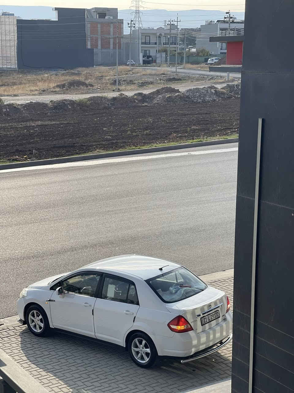 نیسان تیدا مۆدێل 2009 سەیارەکە بێ بۆیاخە یەک پەڵە ساردی هەیە  دوو سێ چاڵی لە سەقفیا هەیە زۆر بچوکن سەنەوی تا 2031 تازەیە بەناوی خۆمەوەیە چوار تایەو ولی شەریکەم خستۆتە سەری کراوە بە بەسمەو شەغال یەک دینار مەسرەفی تیا نیە ماڵی دۆستە سەیارەکە تا بڵێت جوانە *********** ئەگەر مشتەری نیت سەرمان مەهێشێنە لەگەڵ رێزم
