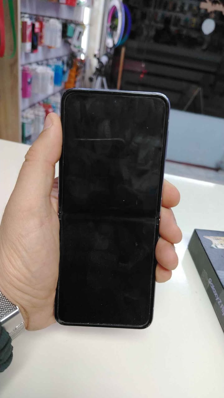 جهاز z flip 4
شاشته الرأيسيه عطلانه
الشاه الثانويه شغاله
للعلم سعر الشاشه بالشركه ٣٧٥ الف
مواصفاته 
ذاكره 512g
رام 16g
بطاريه 4000mh
شحن سريع 45w
كامره من sony 50 mp
AI galaxy
شحن لاسلكي  25w
شحن عكسي 15w
معالج snap dragon 8 gen 1
وياه يجي كارتونه اصلي من عين الفهد وكاله
سعره ١٢٥ الف فقط
مكان الشعب حي البساتين
او السريدات مركز اوتاكو فون
للتواصل
*********** بغداد, العراق
