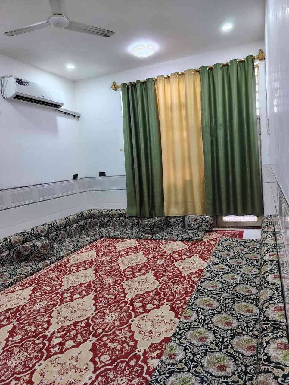 بيت للبيع بلحر ١٠٦م طابقين  سند ٢٥ شارع الجنسيه القديمه ✅ ✅
3 غرف نوم واستقبال كبيره
وصاله كبيره ومطبخ 3 صحيات 
للستفسار *********** اني صاحب البيت
صور كامله للبيت موجوده  ✅تم تنزيل السعر✅
سعره مناسب بنسبه للمنطقه
قريب ع الإمام الحر وعن شارع الحر الرئيسي
