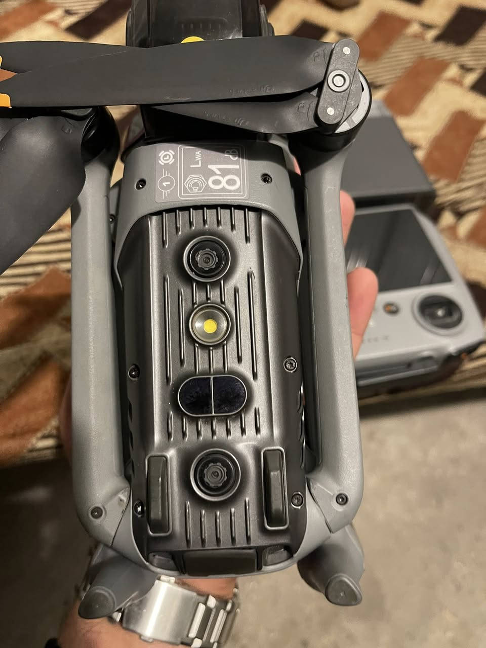 سلام عليكم 
درون محترف ديجياي
للبيع نضيف كلش 
بي نقص بطاريه ضايعه 
يعني بطاريتين
السعر مليون و550 
عنواني  بغداد حي تونس
***********
