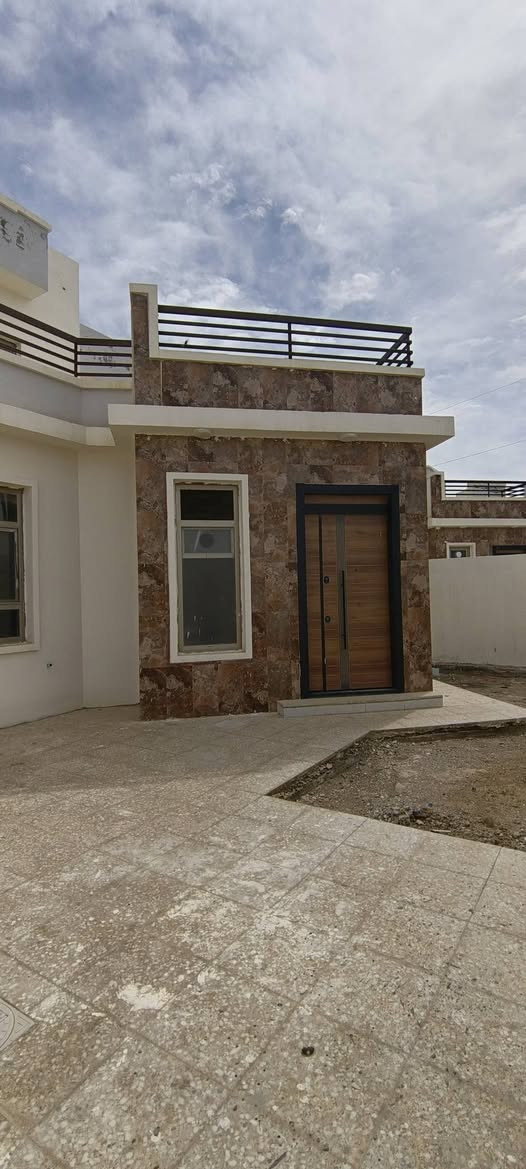 🏡 للبيع بيت طابق ونصف في مجمع الماسة السكني 🏡

فرصة مميزة للسكن في موقع ممتاز وخدمات متكاملة ✨

📍 الموقع: طريق فلوجة – بغداد الدولي
📍 مجاور جامعة السراج وعلى السريع مباشرة

📐 المساحة: 250 متر
🛏️ عدد الغرف: 3 غرف نوم
🛋️ البيت كامل مكمل – خدمات فول مفول
🚿 تشطيب جاهز للسكن وتصميم مريح
🚗 موقع ممتاز وسهل الوصول

💰 السعر: 160 مليون
🔹 قابل للتفاوض

🌟 مميزات المجمع:
✔️ مجمع متكامل كافة الخدمات
✔️ كهرباء وماء مستمرة
✔️ شوارع مبلطة وإنارة
✔️ أمن وحراسة
✔️ مناطق خضراء وخدمات يومية
✔️ قريب من الجامعات والطرق الرئيسية

📲 واتساب: ***********
📞 اتصال: ***********

📩 للاستفسار والمعلومات أكثر يرجى التواصل على الأرقام أعلاه
