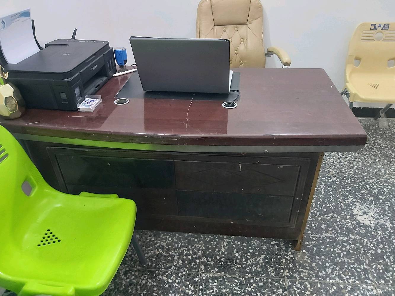 ميز مكتبي خشب مع كراسي مكتبي جلد اسود وبيجي للبيع
مكاني بغداد الشعب الثعالبه