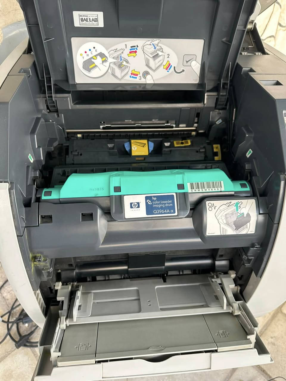 لعشاق الفخامة والقوة والمتانة ✨⚔️
طابعة ليزر ملونة متعددة الوظائف HP Color LaserJet 2840 (بحالة ممتازة)
عشاق الإنتاجية والأعمال الشاقة، متوفر للبيع طابعة وملقم مستندات متكامل من شركة HP الغنية عن التعريف. جهاز "اعتمادي" بكل معنى الكلمة، مثالي للمكاتب، الشركات الناشئة، أو الاستخدام المنزلي المكثف.
📌 المواصفات والميزات الرئيسية:
 نوع الطابعة: ليزر ملون (Color LaserJet) - جودة طباعة ثابتة ولا تجف الأحبار فيها مثل الطابعات العادية.
 الوظائف (4 في 1): * 🖨️ طباعة (ملون وأسود) بجودة عالية ونصوص حادة.
 📑 تصوير (Copy): تصوير سريع ومباشر من الجهاز.
 🔍 سكانر (Scanner): ماسح ضوئي مسطح (Flatbed) بالإضافة إلى ملقم مستندات أوتوماتيكي (ADF) في الأعلى لتصوير عدة أوراق معاً بلمسة زر.
 📠 فاكس (Fax): لوحة مفاتيح متكاملة مخصصة لإرسال واستقبال الفاكسات وتخزين الأرقام.
 التوصيل: تأتي مع كابل الطاقة (الموضح بالصورة) وكابل التوصيل بالكمبيوتر USB. كما تدعم التوصيل الشبكي (Ethernet) للمشاركة في المكتب.
 الحالة: نظيفة جداً، الأزرار والشاشة بحالة ممتازة، ومرفق معها الكابلات الأصلية وجاهزة للمعاينة.
السعر 80 قابل للتفاوض بشيئ بسيط


**إذا كنت صاحب هذا الإعلان وتريد حذفه لأي سبب، رجاءا أرسل رسالة إلى الدعم الفني**
