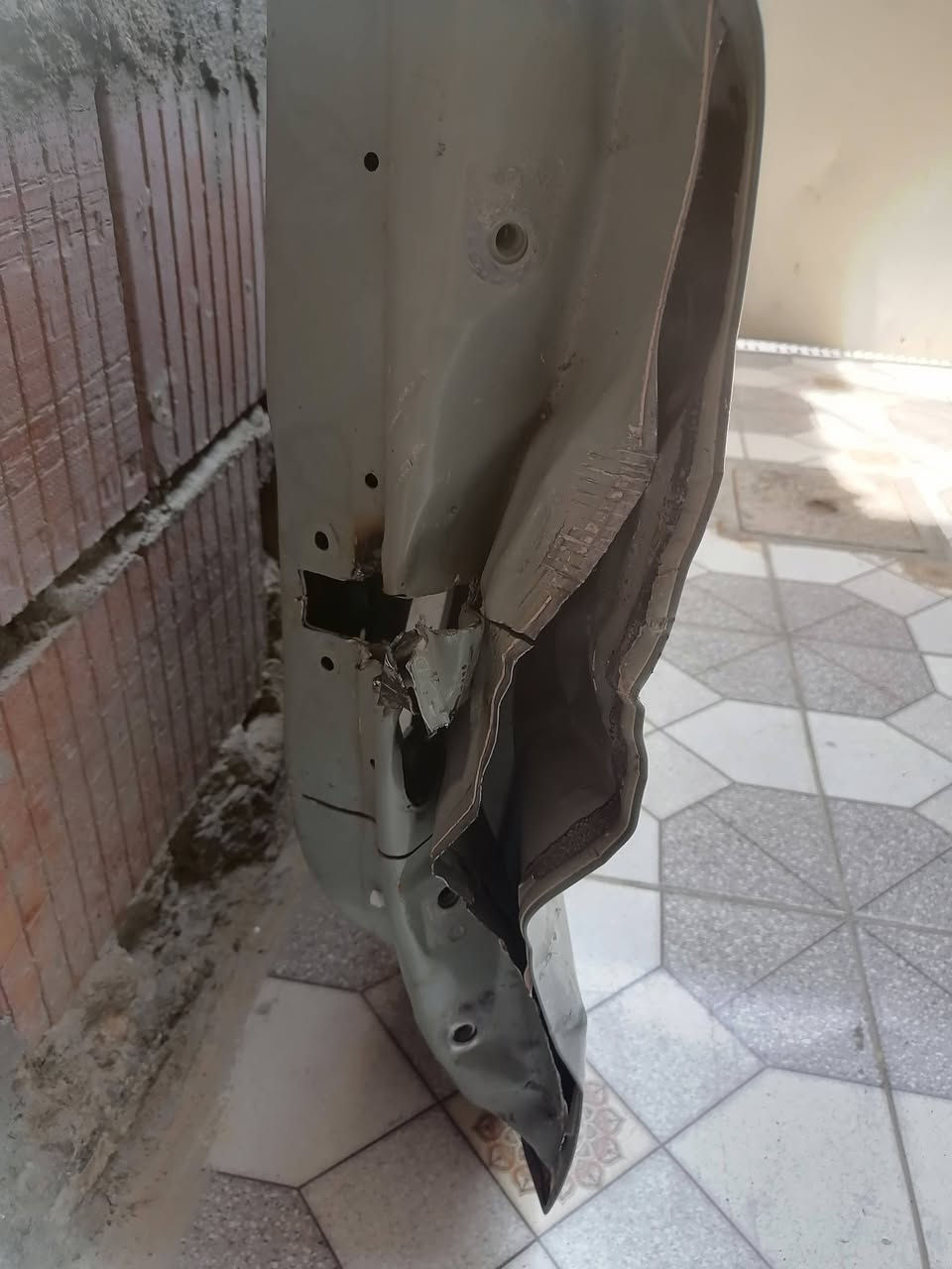 باب k4 متضرر كما موضح بالصوره السعر ٢٥٠ الف مازده متضرر تصلح قطع غيار السعر ١٥٠ الف ***********
