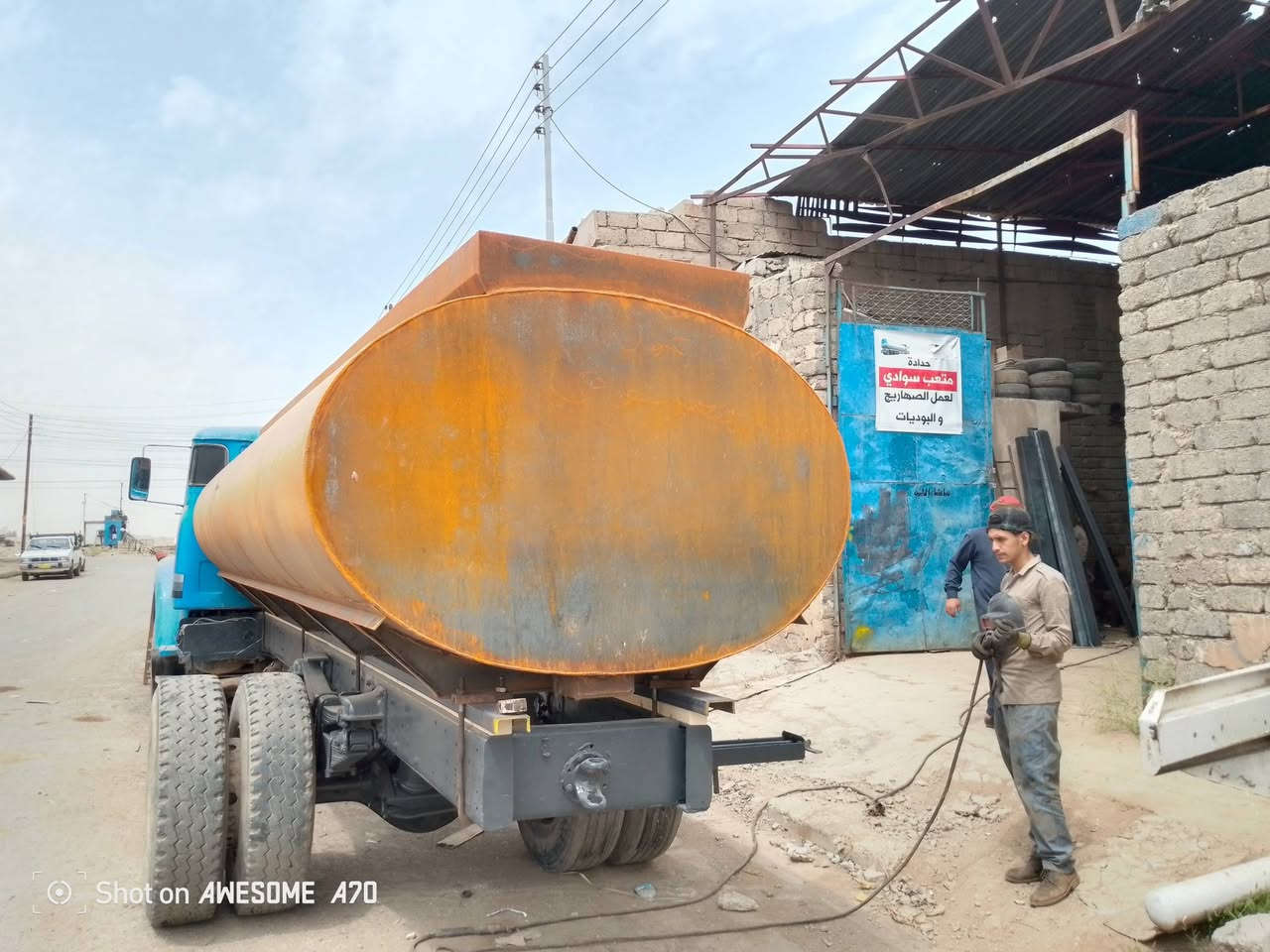 السلام عليكم من رخصه صاحب الكروب يوجد لدينا تانكيات الحموله 10الاف ومقطورات ماء مغلون السعه 6الاف  جاهز للبيع عنوان موصل وادي عكاب للاستفسار على هذا رقم ***********
