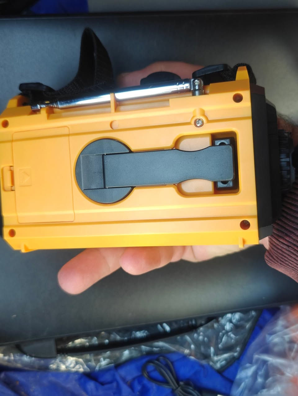 راديو Solar Crank CR1009 (المعروف أيضاً بعلامات تجارية مثل Raynic أو ROCAM) هو جهاز طوارئ متعدد الاستخدامات مصمم للعمل في الظروف الصعبة، حيث يوفر 5 طرق للطاقة لدعم وظائف الراديو والإضاءة وشحن الهواتف.
المميزات الرئيسية والمواصفات
نطاقات الراديو: فول باند يدعم موجات AM، FM، والموجات القصيرة (SW)، بالإضافة إلى 7 قنوات لنطاق الطقس (Weather Band) لاستقبال تنبيهات الطوارئ.
سعة البطارية: يحتوي على بطارية ليثيوم داخلية قابلة لإعادة الشحن بسعة 5000 مللي أمبير.
وظائف إضافية: مزود بمصباح يدوي LED، مصباح للقراءة، وإنذار SOS مع ضوء أحمر وامض للحالات الطارئة.
شحن الأجهزة الخارجية: يمكن استخدامه كبنك طاقة لشحن الهواتف المحمولة عبر منفذ USB في حالات الطوارئ.
طرق التزويد بالطاقة (5 طرق)
التدوير اليدوي (Hand Crank): تدوير المقبض الخلفي بسرعة دورتين في الثانية يولد تياراً لشحن البطارية الداخلية. تدويره لمدة دقيقة واحدة يوفر حوالي 20 دقيقة من تشغيل الراديو.
الطاقة الشمسية (Solar Power): توضع اللوحة الشمسية في ضوء الشمس المباشر؛ وهي مخصصة بشكل أساسي للحفاظ على شحن البطارية وليس شحنها بالكامل نظراً لضعف التيار الناتج (30-50 مللي أمبير).
منفذ Micro USB: أسرع طريقة للشحن عن طريق توصيله بمحول تيار متردد (5V/2A) أو جهاز كمبيوتر.
البطارية الداخلية (Li-ion): بطارية مدمجة تدوم حتى 8 ساعات من الاستخدام المستمر عند شحنها بالكامل.
بطاريات AAA: يمكن تشغيله بواسطة 3 بطاريات AAA تقليدية. الجهاز مصمم للتبديل تلقائياً بين مصادر الطاقة عند انخفاض شحن البطارية المدمجة.
ملاحظة يوجد توصيل لكل مكان في العراق
للحجز والاستفسار عن السعر  يرجى التفضل على الخاص


**إذا كنت صاحب هذا الإعلان وتريد حذفه لأي سبب، رجاءا أرسل رسالة إلى الدعم الفني**