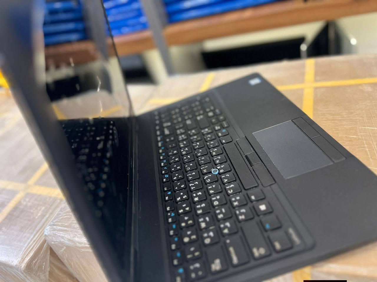 💻 Dell Latitude 5580
🔹 المعالج: Intel Core i7 الجيل السابع فئة HQ
🔹 الرام: 8GB DDR4 (قابل للتطوير)
🔹 التخزين: 256GB SSD (قابل للتطوير)
🔹 كارت الشاشة الخارجي: NVIDIA 2GB
🔹 كارت الشاشة الداخلي: Intel Integrated
🔹 الشاشة: 15.6 إنش FHD
🔹 الكيبورد: ليزري ضوئي عربي / إنكليزي
🔹 ويندوز 11 برو مفعل وجاهز
🔹 نسبة النضافة: 99٪

💻 مناسب للدراسة، الأوفيس، البرمجة، والتصميم الخفيف والمتوسط
🔥 جهاز عملي وأداءه قوي مقارنة بسعره

السعر 290  الف شامل التوصيل لباب بيتك  والملحقات(ماوس+حقيبة+الشاحن الاصلي)


**إذا كنت صاحب هذا الإعلان وتريد حذفه لأي سبب، رجاءا أرسل رسالة إلى الدعم الفني**