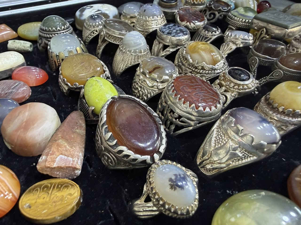 السلام عليكم محابس فضه عيار 925 عدد 30 قطعه وزنهن اكثر من 350 غرام سعر القطعه 25 الف قفل من الاخير الاحجار والطبله هديه ويه المحابس السعر الكلي للمجموعه 750 الف 
عنواني بغداد التراث شارع دكتور حافض *********** (كلهن فضه مابيهن نحاس مابيهن تركي مابيهن فضه نازله كله 925)
