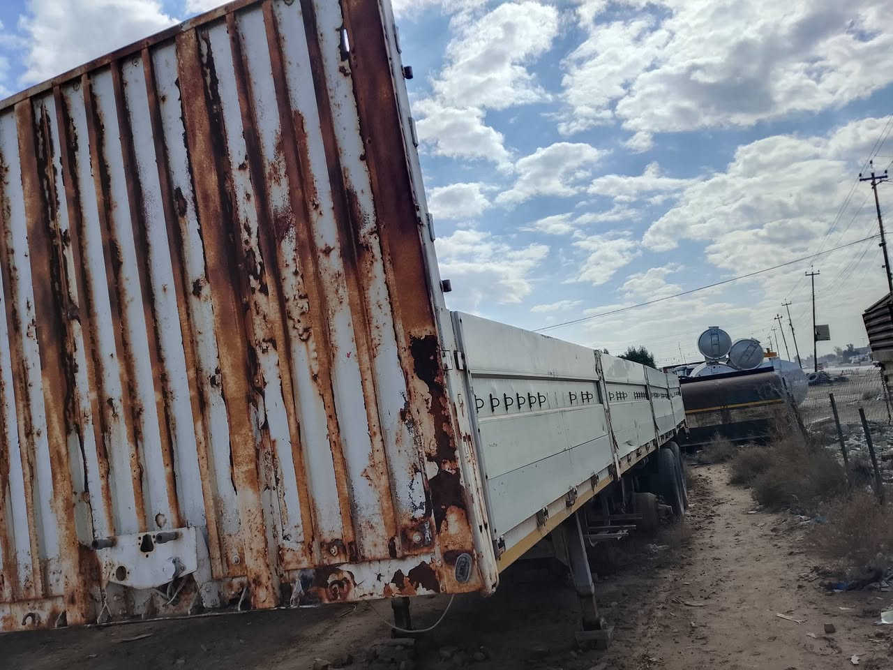 يالله سلام عليكم.        للبيع. ***********.   ***********
عربانة اوربي تك تاير ترهم مزوج سبرنك ابلادي ابو طيرة دناكير 13 مربع اجناب طول 13.  60. عربانة مكفول مكاني بغداد سياحي موجودة معرض تاج حجي طلال ابو مهدي دفاعي
