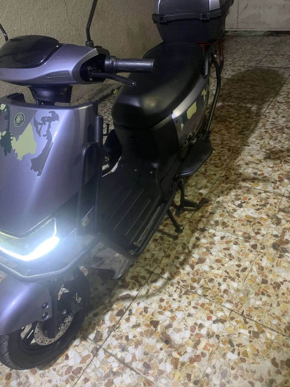 دراجة كهربائية أنيقة وقوية، استعمال شخصي وخالية من أي أعطال، جاهزة للاستخدام فورًا.
المميزات:
 • بطارية قوية وتعمل بكفاءة
 • شاشة ديجيتال واضحة
 • إضاءة LED أمامية وخلفية
 • بوكس خلفي كبير للتخزين
 • مرايات + ستاند جانبي ووسطي
            سويج عدد (٢) بصمات عدد(٢)
           تشغيل عن بعد  مع درع حمايه 
           دراجه استعمال قليل كلش شهرين 
         مكانه بغداد شهداء البياع 
         رقم الهاتف :***********  
          السعر ٩٢٥ وبيه مجال بسيط
