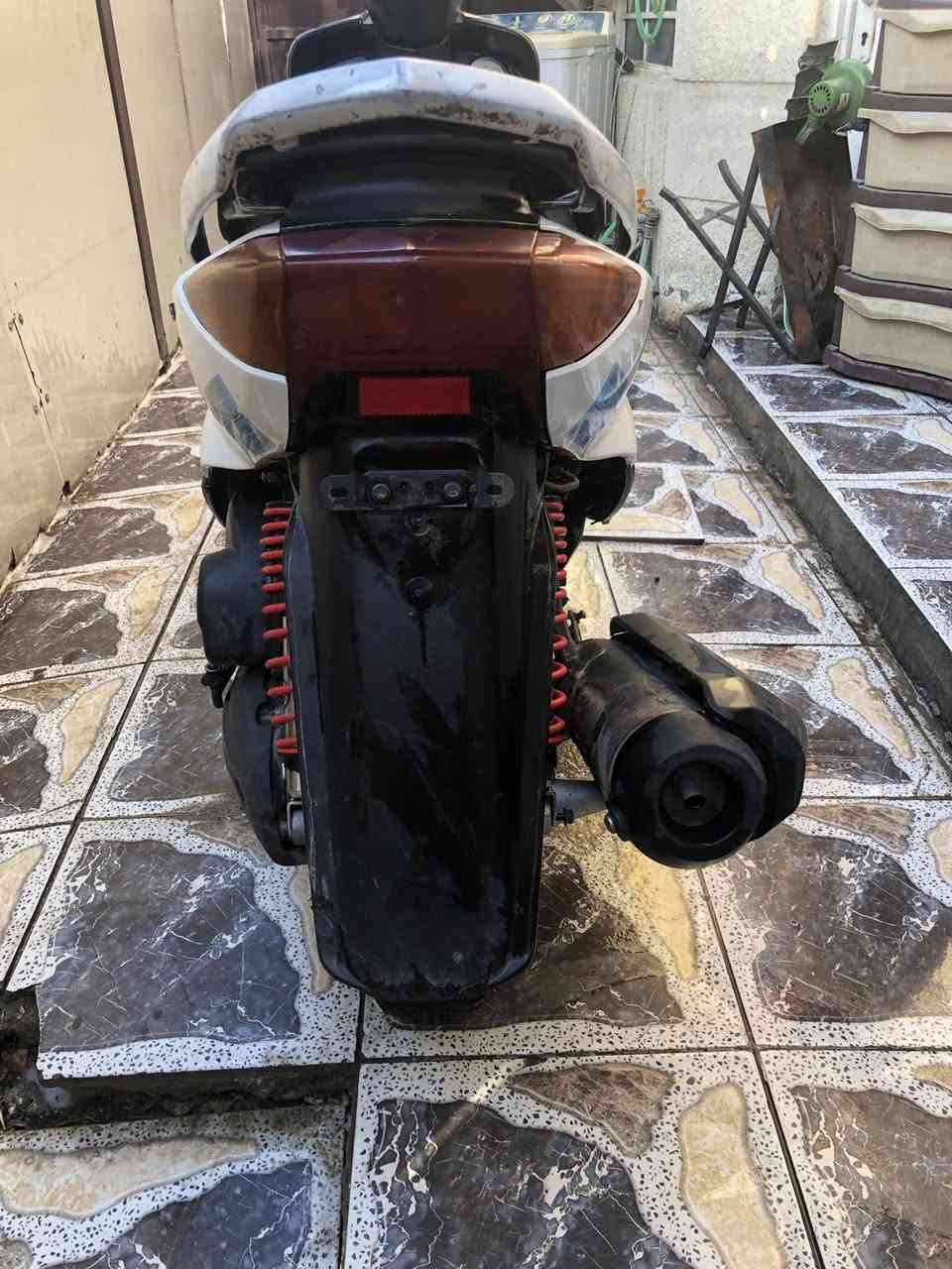 السلام عليكم دراجه سكنس ياباني سرعه ١١٠ للبيع الدراجه مكينه ابلادممفتوحه كهربائياته كله شغاله نكره سلف وهندربكل وكت السعر٤٥٠ الرقم *********** المكان حي الجهاد
