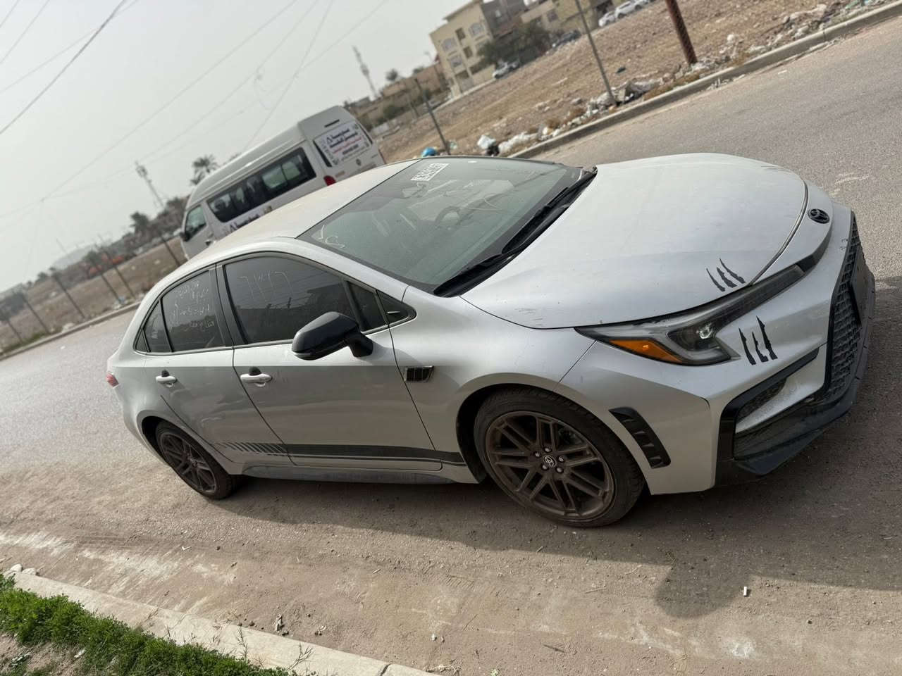 السلام عليكم للبيع 
تيوتا كورلا وارد امريكي 2024 SE هايبرد دخول جديد 
كفاله عدا حادث امريكا الموضح بلصور (جاملغ+باب)
وجايبلهه جاملغ وباب ولايت امامي اصلي وكاله نفس الون جيب وشد وباقي امورهه جاهزه للاخير 100 ‎%‎
محرك كير منضومه الهايبرد صدر تبريد كله كامل للاخير 
بيهه رقم فحص مؤقت ومدفوع كمرك وكله كامل 
واني المستورد ماشيه 60 الف مكاني بغداد الغزاليه 
السعر 150 للاستفسار هـ ***********
