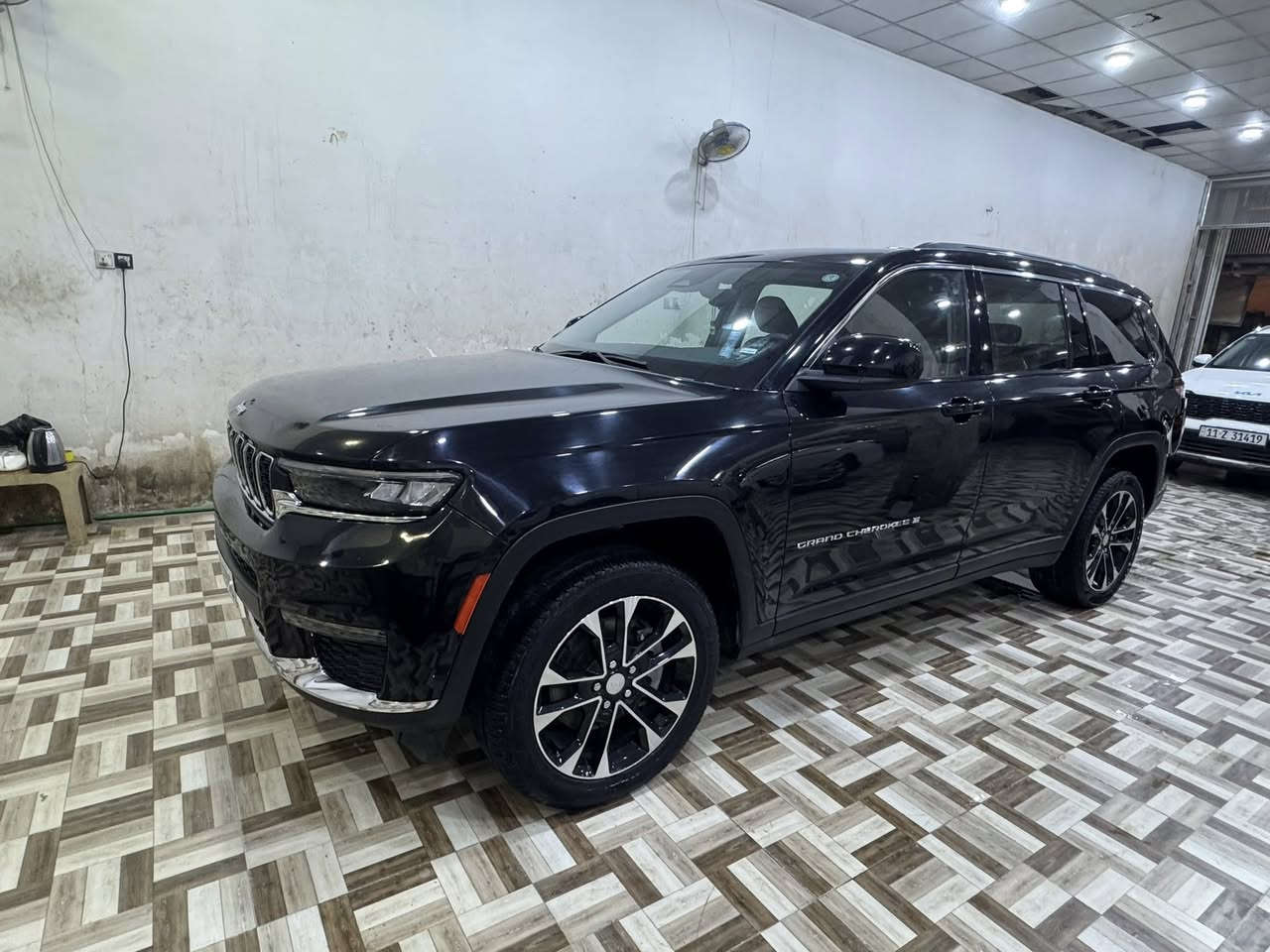 جيب 7 راكب  للبيع مستعجل
الموديل : 2023 . (وارد امريكي) . 

المحرك : (3600)v6.

العداد : .(43000)M. 

رقم اربيل الجديد بأسمي تحويل ثاني يوم.

* رادار امامي مع مانع تصادم.

*مانع تصادم خلفي.

* شاحن موبايل وايرلس. 

* شاشه مع كامرة 

* نظام الخرائط (GPS).

* كير شفتات بالستيرن. 

* المصابيح الأمامية LED. 

*المصابيح الخلفيه LED.

* المقعد الأمامي للسائق كهرباء.

* دواخل مشمشي 

* مقاعدvip 

* حساسات خلفية. 

* بلوتوث تلفون. 

* محدد سرعة. 

ضرر السيارة:فقط الي اموضح بالصوره قليل خسفه بالدعاميه 

 ويوجد سونار. 

مكان السيارة:ميسان العماره 

مراوس ابسياره اقل ماكو مشكله 

للاستفسار الاتصال ع الرقم:***********
