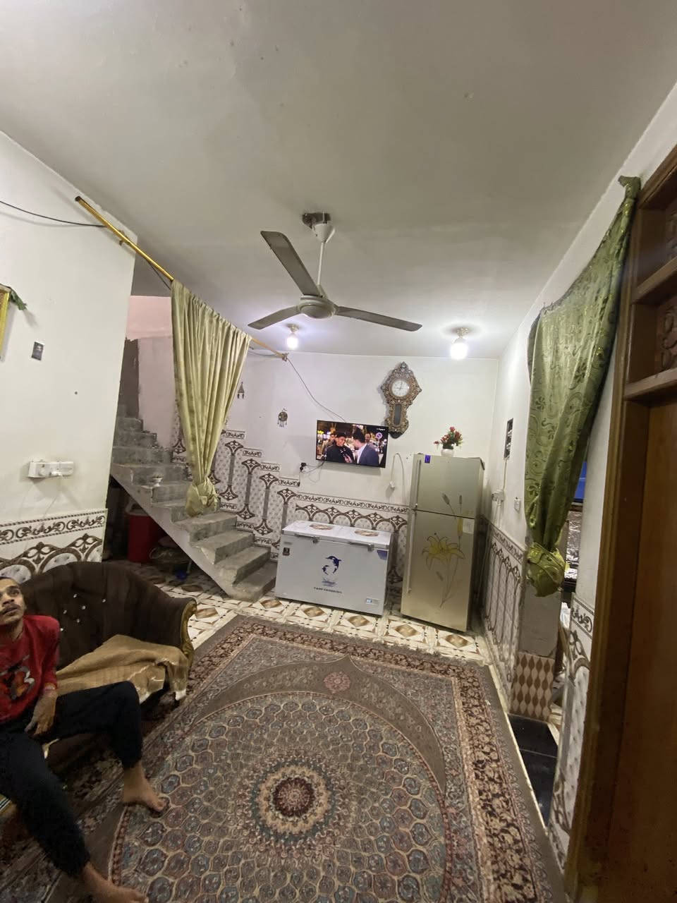 السلام عليكم بيت للبيع حواس حي العباس المساحه ١٥٠ متر غرفه نوم نوم صاله استقبال حمامات ومطبخ  ولقاط الفوك غرفه وصاله وحمام  اني مكلف بلنشر 

 لاستفسار لاتصال على لأرقام التأليه 

***********
***********ابو تراب الشمري
