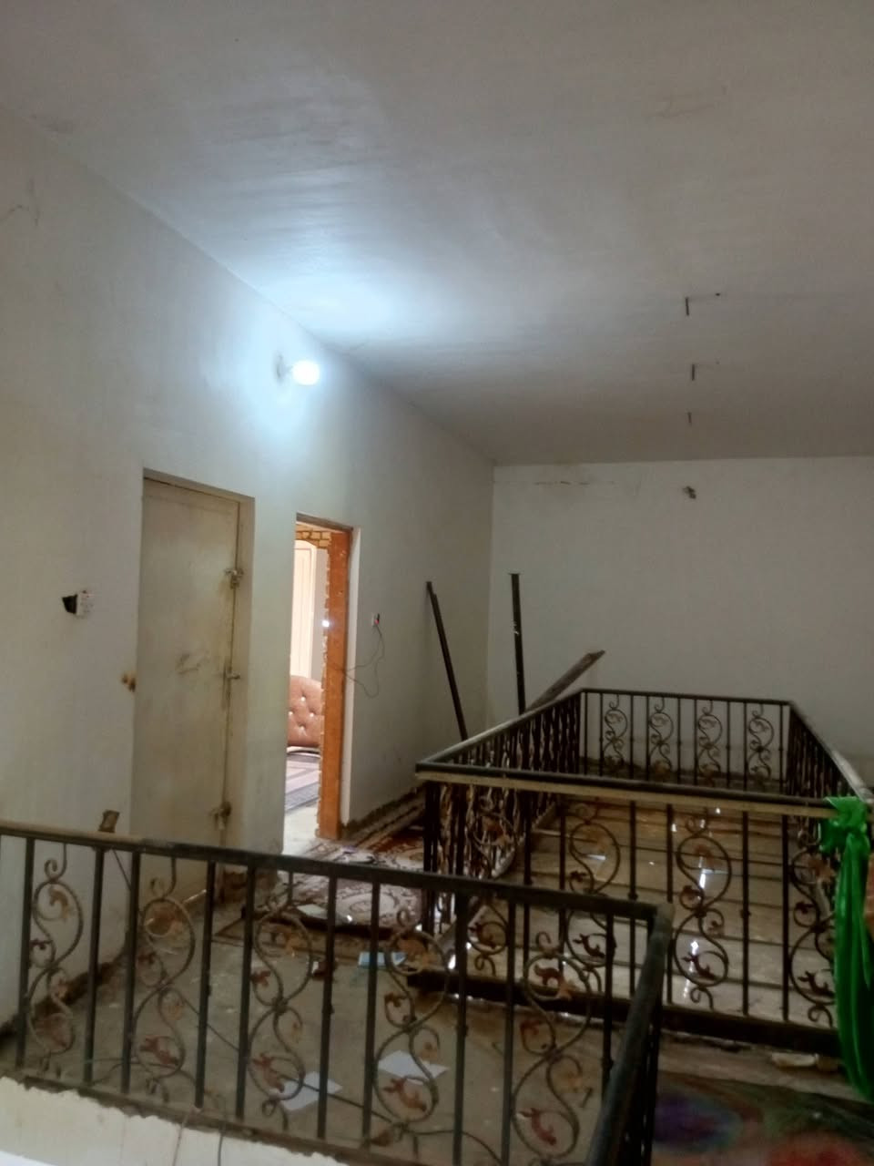 بيت طابقين للبيع 240م دبية قرب معمل الاكسجين ***********
