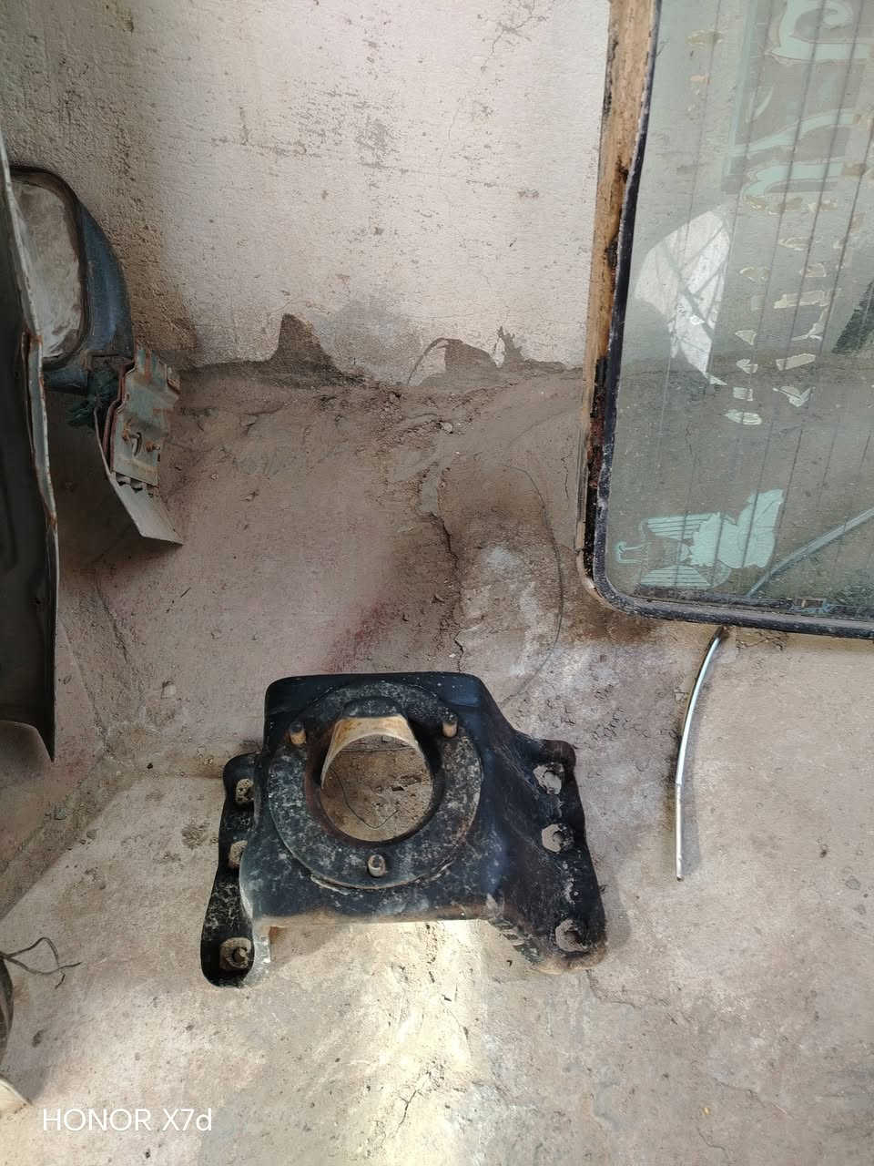 السلام عليكم من رخصت الادمن بوب صفحت اليمنه وبنيد وكاردن وحاضن اسبير وساعه دشبول وجامه خلفيه وجامه جانيه وعمبار وبريش وزج. تاير مستعمل للبيع مكان بابل الحمزه الغربي...***********
