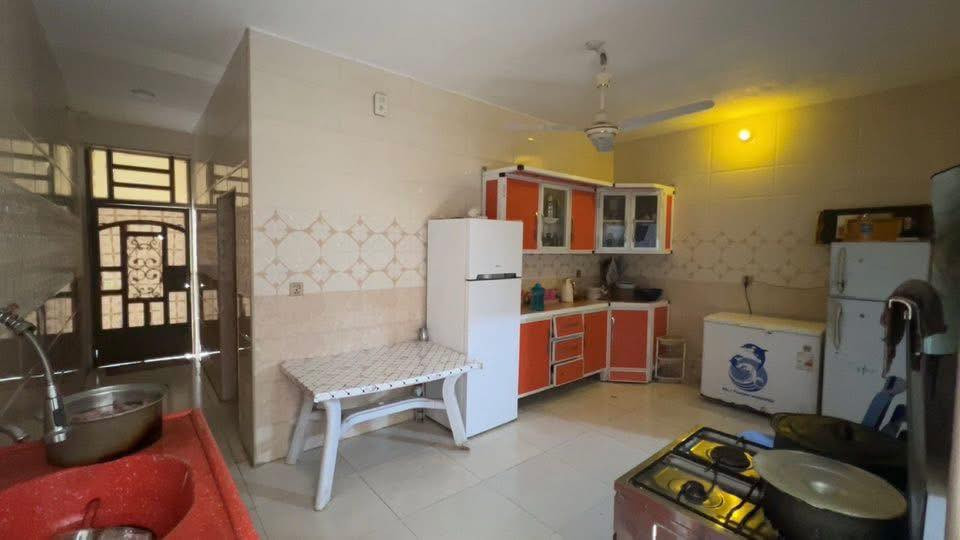 السلام عليكم
بيت للبيع حي السلام 

 المساحة 150 م واجهة 6 نزال 25 

طابق واحد 1️⃣ 

استقبال +صالة + مطبخ + غرفة  +حمام 

طابق ثاني بيتونه كبيرة مع حمام + سطحين 

الاستفسار ***********
 
@إشارة
