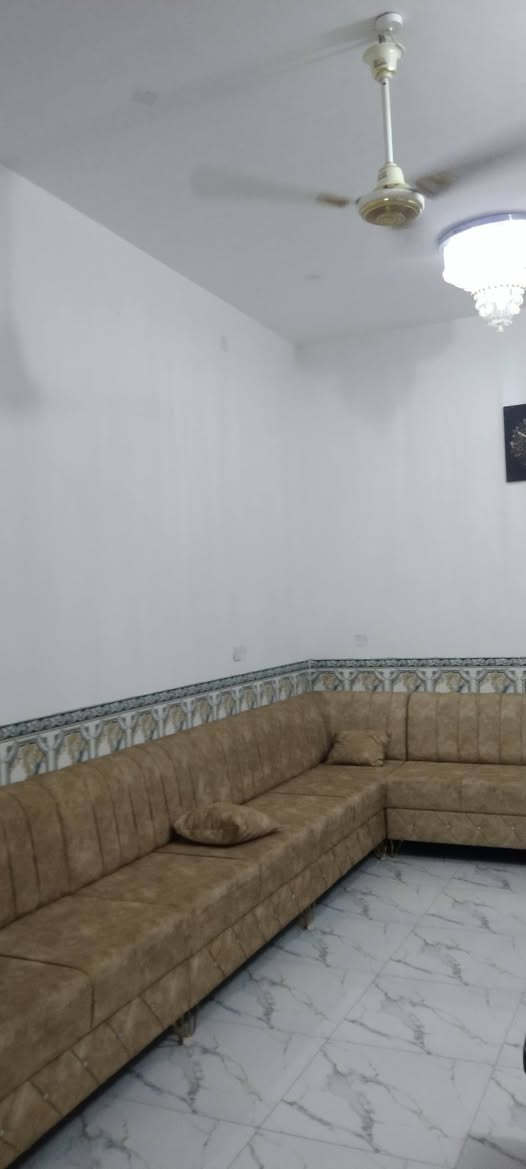 بيت للبيع
على شكل شقتين 
يرهم يتأجر شقتين 
150 متر مربع 
حي السيدة زينب 
قريب الحلولي 
الشارع المقابيل بيت علي ال حامي نهاية الخدمي 
طابقين
الطابق الاول 
غرفتين وصاله ومطبخ واستقبال وصحيات داخيه وخارجية ودرج داخلي وخارجي 
الطابق الثاني 3 غرف وصاله ومطبخ وصحيات داخيه وخارجية 
ملاحظة البيت مطلوب اسكان 13 مليون 
للاستفسار الاتصال على الرقم ***********
