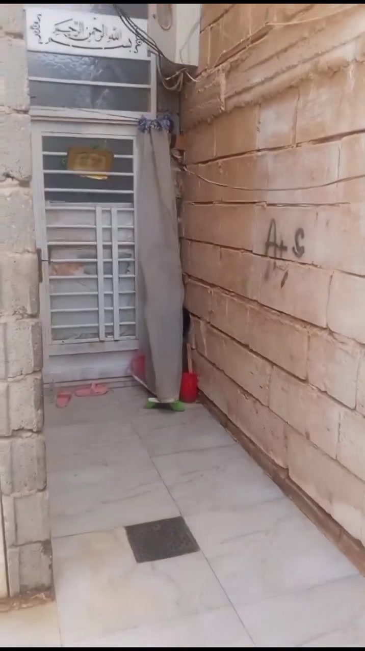 بيت للبيع مساحته 75م.
مكون من 3 غرف واستقبال وصاله وصحيات 
اي استفسار الاتصال بـ الرقم ***********
العنوان: الحر الرشديه قرب مؤسسة الامام المهدي للايتام
