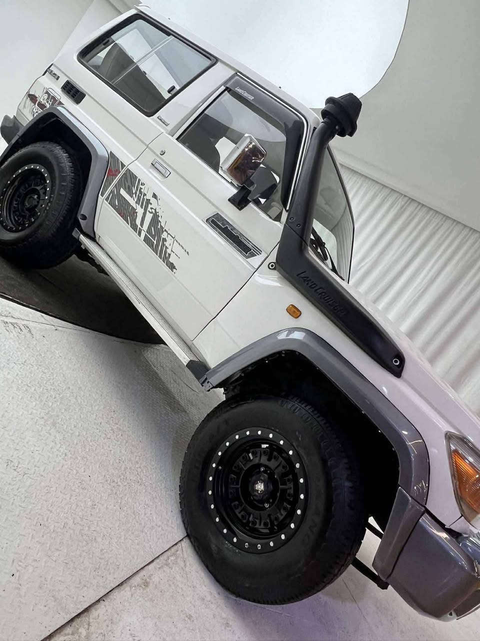 تويوتا لاندكروز رُبع موديل 1991 محدثة 2023 خارج 
السيارة معمرة تعمير درجة أولىٰ ومتعوب عليها 
محرك لگزز 8 سلندر نشاطها ما شاء الله صاروخ
السيارة صدر ويل تاير جبلي 4x4 دفلوك كله شرط 
رقم أربيل دولي السنوية ما ساقطة 
شرط الفحص والهزة وتحويل مباشر 
مكانها صلاح الدين قضاء الشرقاط 
الجاد في الشراء يراسلني واتساب او يتصل
هاتف :  ***********
