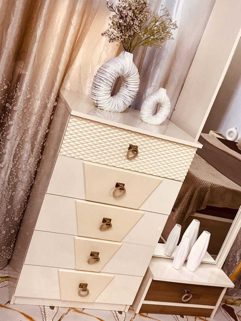 غرفة تركيه للبيع من القند أصليه 8 قطع
جديدة مابيها ولا ضرر الغرفه هيدروليك
القويه الثقيل سرير مخزن الغرفه انارة
الصبغ الحراري أبيعها بسعر مناسب 
***********
