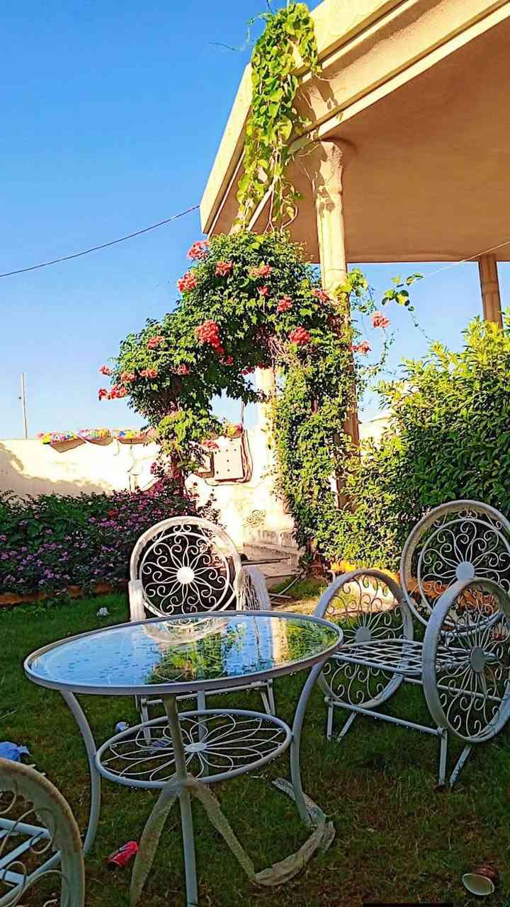 السلام عليكم بيت في الخالدية قرب مستشفى الرشيد المساحة ٣١٨ ومعه اربع سبالت ومرجوحه بالحديقة  التواصل  ع الرقم ***********
