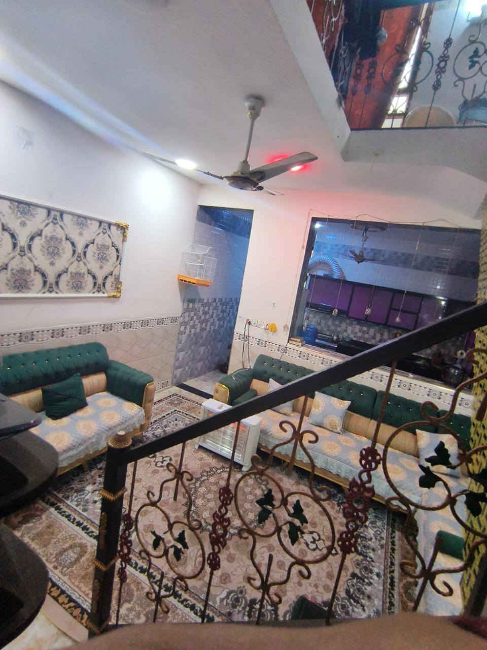 #عرض_للـبـيـع 
دار سكن للبيع مساحته مساحته 100م واجه( 5م *20 م ) بناء حديث طابوق 🧱 
يحتوي على مدخلين غرفه خطار ومطبخ وحولي وغرفة نوم وصحيات والطابق الثاني غير كامل وغير مسقف 
رقم القطعه 21/ 1198 مقاطعة 10/ هور الباشا
السعر  / 75 مليون وبيه مجال بسيط
العنوان/ بغداد-أبو غريب - النصر والسلام- الحصوه الاولى قرب مدرسة الضحى خلف ميثاق أبو الدهن
للأستفسار اكثر يرجى الاتصال على الارقام التاليه :
 *********** أتصال + واتساب
 *********** اتصال
مكتب الديار للوساطه العقارية
