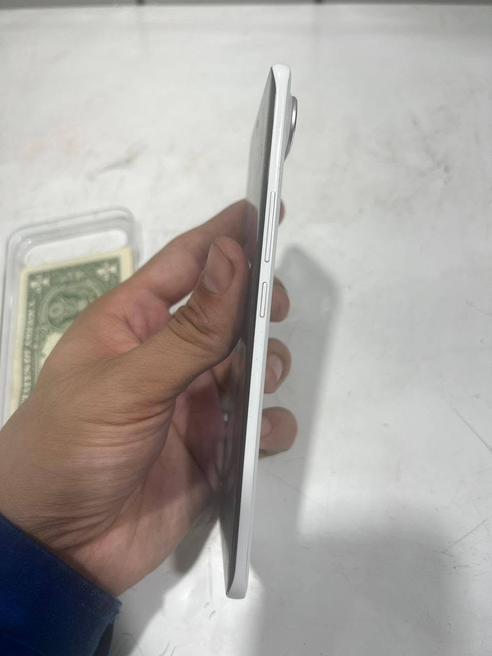 للبيع Tecno Spark Slim استعمال 10ايام
9800

المواصفات:

- شاشة AMOLED منحنية 6.78 بوصة
- دقة 1.5K
- معدل تحديث 144Hz
- معالج MediaTek Helio G200
- ذاكرة 256GB
- رام 16GB (8GB أساسي + 8GB رام افتراضي)
- كاميرا خلفية 50MP
- كاميرا أمامية 13MP
- بطارية 5160mAh
- شحن سريع 45W
- Dual Speakers + Dolby Atmos
- NFC
- IR Blaster للتحكم في الأجهزة
- بصمة + Face Unlock
- Android 15
- تصميم نحيف جدًا 5.93mm

مميزات إضافية:

- مقاومة طرطشة ومياه IP64
- شاشة ساطعة جدًا
- صوت ممتاز
- موبايل شيك وخفيف وأداءه قوي في الاستخدام اليومي


**إذا كنت صاحب هذا الإعلان وتريد حذفه لأي سبب، رجاءا أرسل رسالة إلى الدعم الفني**