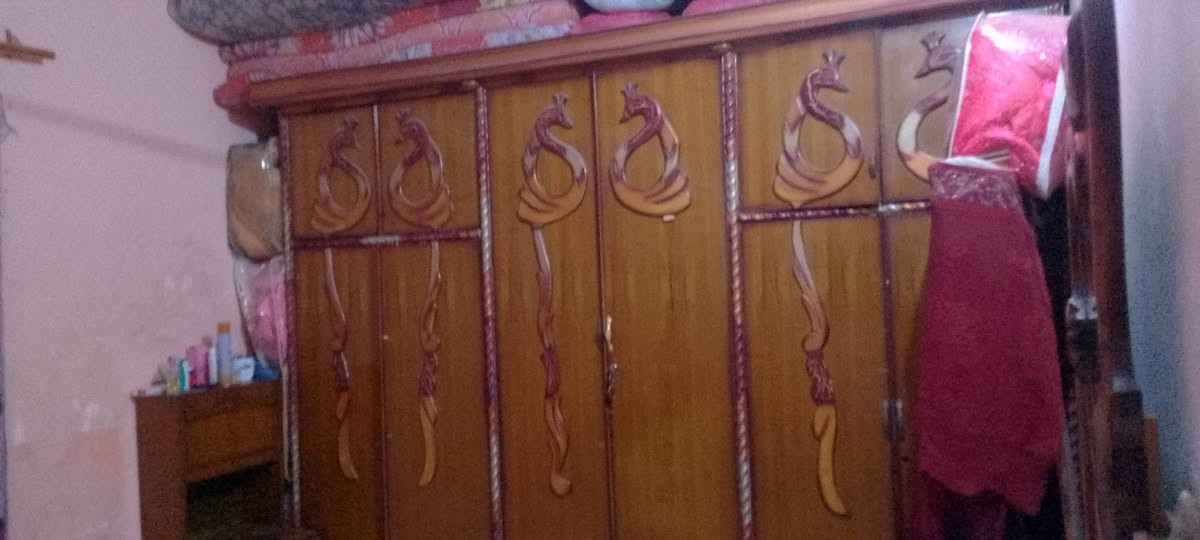 تخم 11 مقعد نضيف 170
كنتور نضيف كلش 
زاوية ميز مرايه تعبانه 
وميز نضيف سعرهن 200
*********** بيهن مجال
