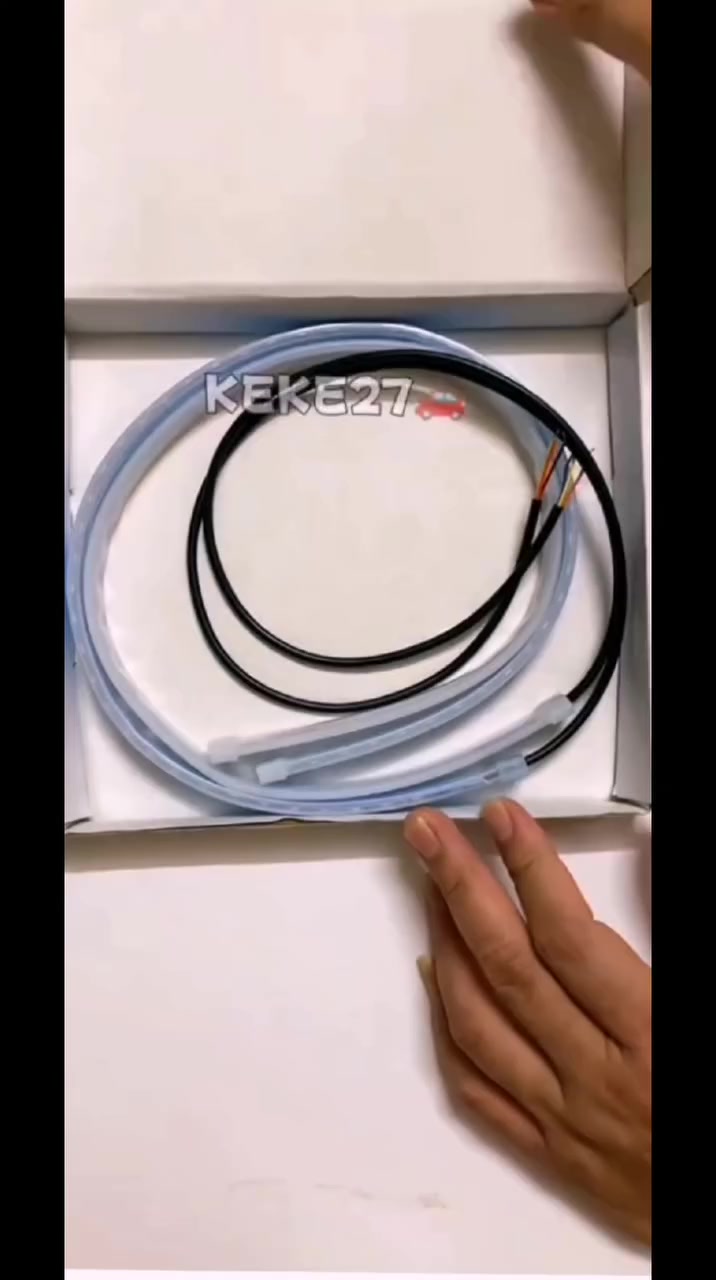 شريط إضاءة أمامي مرن للسيارة (حاجب LED) – 60 سم

استخدامات

إضاءة نهاريةتجميلية لواجهة السيارة وزوايا المصابيح.

تحسين الرؤية الجانبية وإبراز خط الحاجب بشكل عصري.

مناسب لمعظم السيارات 12V وللتعديل الخفيف (DIY).

مميزات

شريط سيليكون مرن “Light Guide” بطول إضاءة 60 سم لكل جهة.

أسلاك توصيل بطول 40 سم لكل شريط لسهولة السحب داخل بيت المصباح.

يعمل على نظام 12V باستهلاك منخفض وحرارة تشغيل أقل.

يمكن تركيبه داخل بيت المصباح أو أسفل الغطاءعلى حافة الفانوس.

مقاوم لرذاذ الماء والغبار للاستخدام اليومي (مناسب للهيكل الخارجي).

يأتي قطعتين (يمينيسار) لمظهر متناظر.

محتويات الصندوق

2 × شريط LED مرن 60 سم(يمين + يسار).

أسلاك توصيل مثبتة على كل شريط (≈ 40 سم).

العلبة: 16 × 15 × 3 سم.

طريقة الربط

يوصل على بطاريةACC السيارة 12V:

- السلك الأسود: سالب (هيكل السيارة).
- السلك الأحمر: موجب الإضاءة الأساسيةACC.
- سلك ثالث ( أصفر): يُشبك مع مثبت إشارة الانعطاف لنفس الجهة للحصول على وضع إضافي (مثل وميضنمط ثانٍ).
- نصيحة: جرّب التوصيل قبل التثبيت لتحديد وظيفة كل سلك بدقة.

ملاحظات

يفضّل التركيب لدى كهربائي سيارات، أو التأكد من العزل الجيد بعد التوصيل.

نظّف سطح التركيب جيدًا، وثبّت الشريط بمحاذاة حافة الفانوس.

المنتج مخصص لجهد 12V فقط (غير مناسب لـ 24V).

تجنّب تعريضه مباشرةً لماء الضغط العالي بعد التركيب.


**إذا كنت صاحب هذا الإعلان وتريد حذفه لأي سبب، رجاءا أرسل رسالة إلى الدعم الفني**