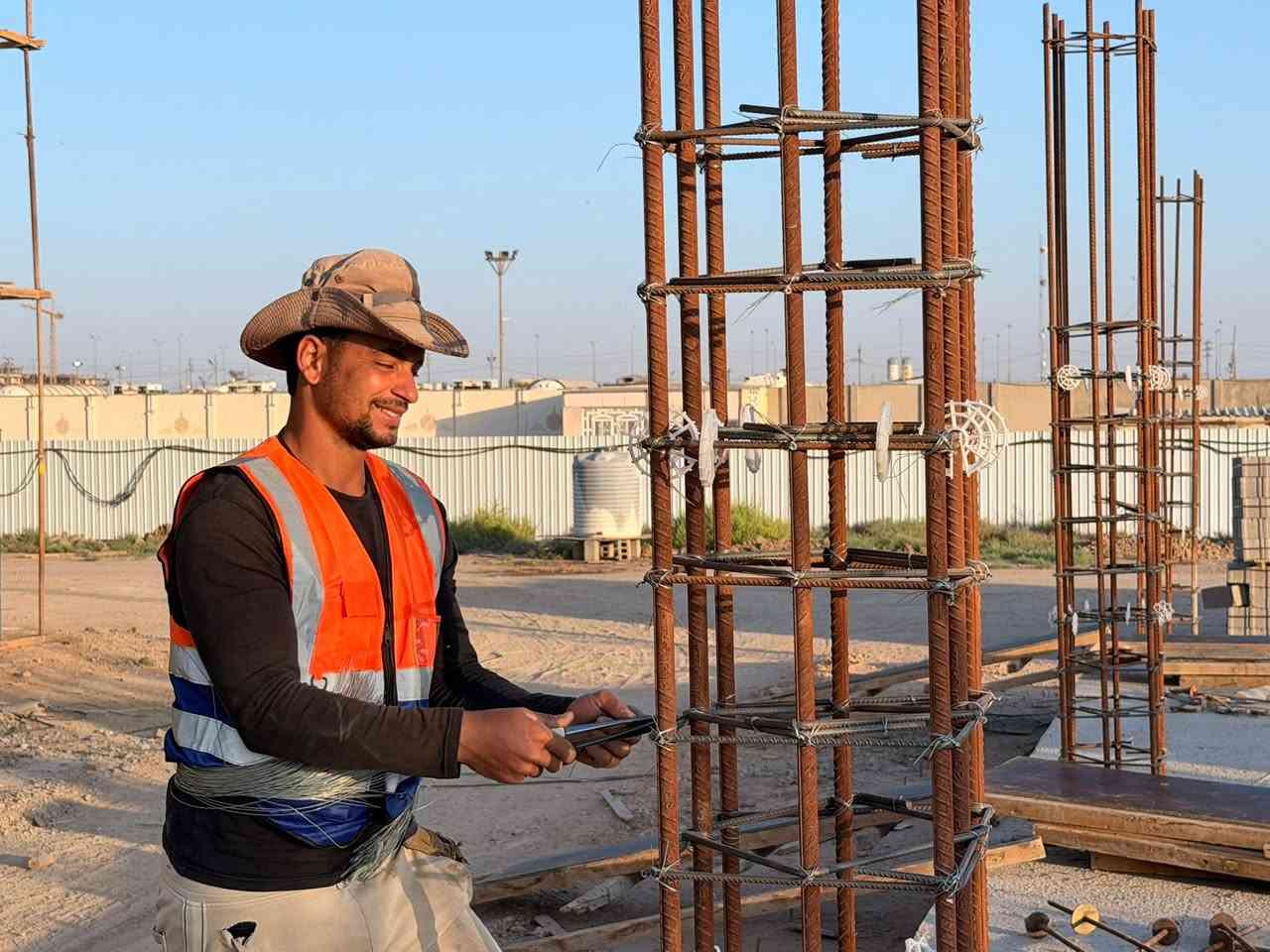 بين الجهد الميداني ودقة التنفيذ ...

تتواصل كوادرنا باعمال نجارة القالب وحديد التسليح لاتمام هياكل المباني بالمدة المحددة ومن الله التوفيق

 الدقة في التفاصيل...
والقوة في التنفيذ…

تصميم - تنفيذ - إشراف

📍 : بغداد / شارع الربيعي
*********** : ☎️

