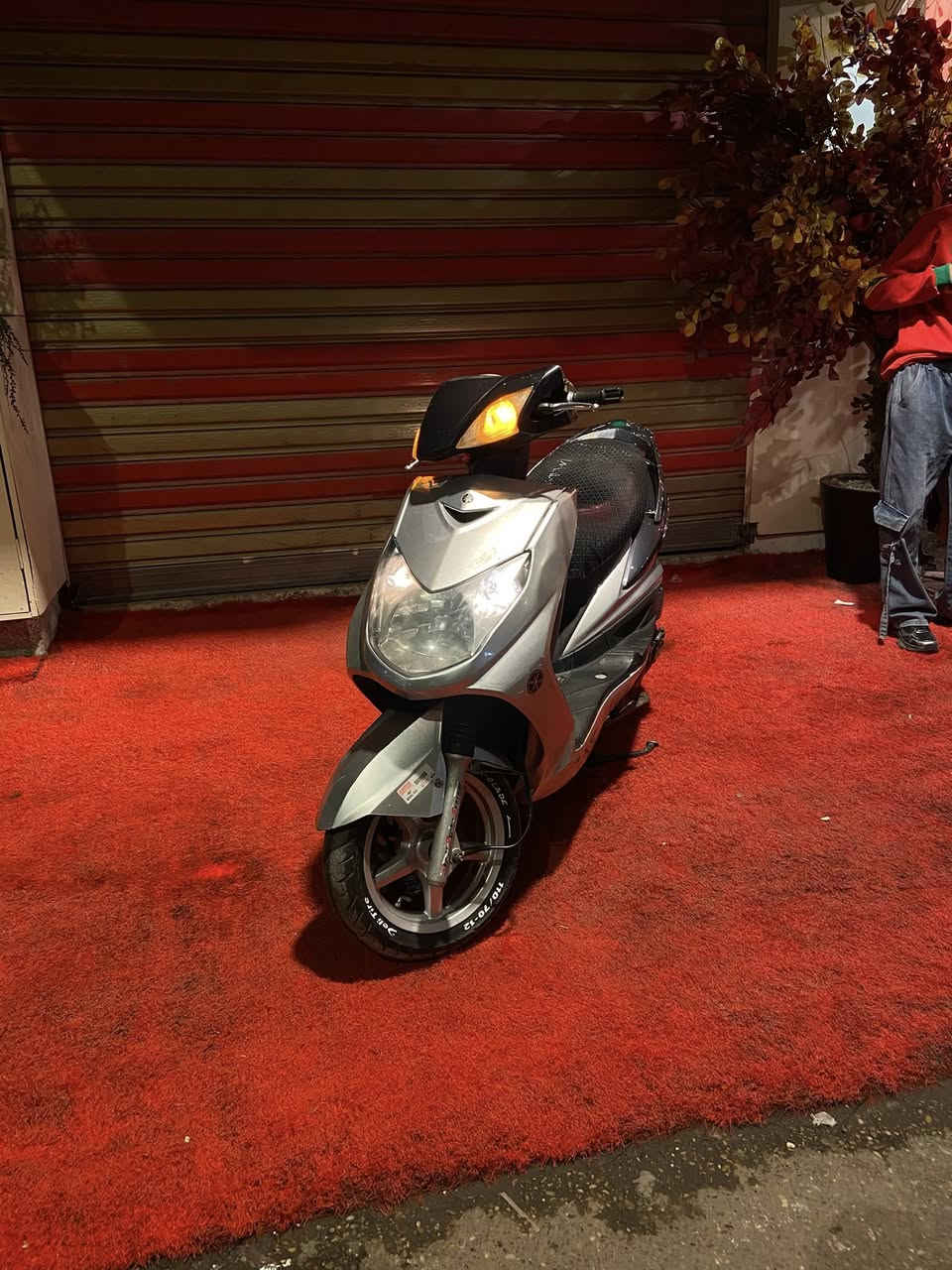 سلام عليكم (دراجة سكنس فحل نوزل  للبيع )الكهربائيات كلهة شغاله سلف هندر الايتات الماميه شغاله وليوره شغاله  (لدبلات امامي خلفي شغال  .بريكات) قفل ستيرن قفل الجوزه كلهن شغالات)كامله 
(الدرجه خير من الله على وضع البلاد ) 
لتواصل واتساب (***********) المكان بغداد الاعظمية السعر750 وبيها  مجال حك الجيه
