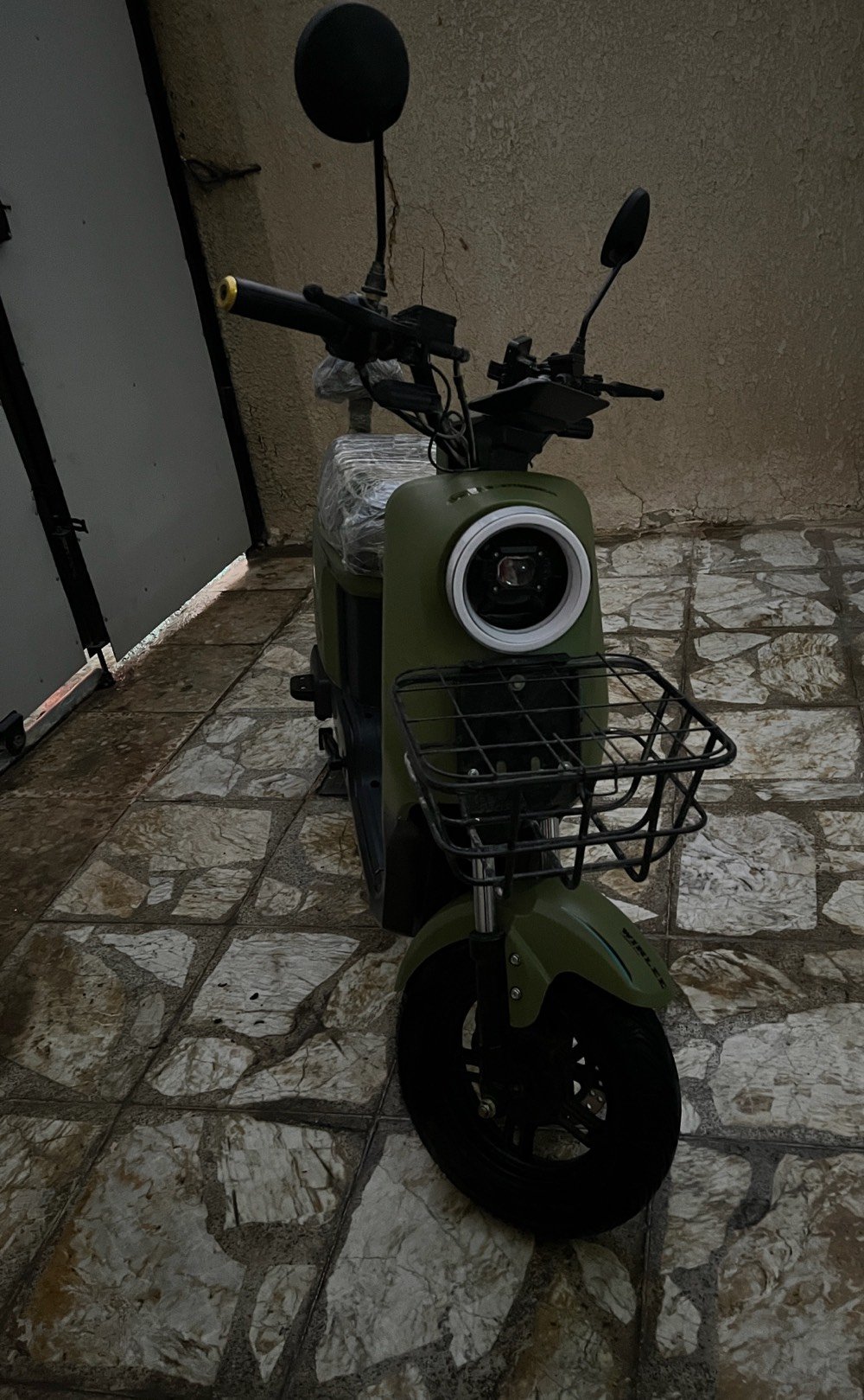 🔥 للبيع دراجة R9 موديل 2025 🔥
لون مميز ✨

الدراجة نظيفة جداً ، استخدام قليل.
مجهّزة بـ سماعات بلوتوث قوية،
بريك دسك أمامي وخلفي،
الملف 1200 نحاس
4 نمر ودبل اشارة
دبل الامامي هايدروليك والخلفي غاز رياضي،
و لايت زينون قوي واضائة RGP في الايت الأمامي والخلفي.
نظام الوقوف P + الرجوع للخلف R
السرعة حقيقي 65

بل اضافة الى 
1-مفتاح ومفتاح سبير + بصمة تكدر تشغل الدراجة عن بعد من خلالها و فتح الدراجة وقفلها + كارت للتشغيل بمجرد المسح بل كارت على الشاشة.
2-الدراجة بيها نظام حماية (مانع سرقة) بمجرد تحريكها راح تقاوم وتصدر اصوات اذا كنت تدفع بيها للامام راح ترجع للخلف.
3-سلة +ستاند موبايل+ الايت عالي/ناصي

الشاحن أصلي من شركة وينلي،
والدراجة من حيدر النيار.

السبب للبيع: محتاج فلوسها .

💰 السعر: 490 (بيها مجال بسيط)
📍 المكان: النجف -حي ميسان
📞 واتساب: ***********
