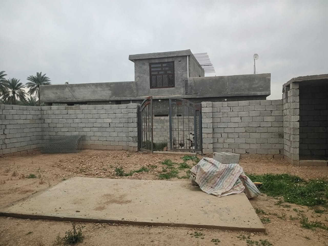 السلام عليكم دار اللبيع في منطقة عواشق فرع امام محمد صبر مساحته 500متر مكون من غرفتين نوم وصاله ومطبخ وستقبال حمام صحيات خارجيه ستفسار تصال على هاذا رقم ***********
