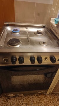 طباخ للبيع 4 عيون واحد عاطل يعني بيها 3 عيون شغال و الفرن شغال تعال اف...