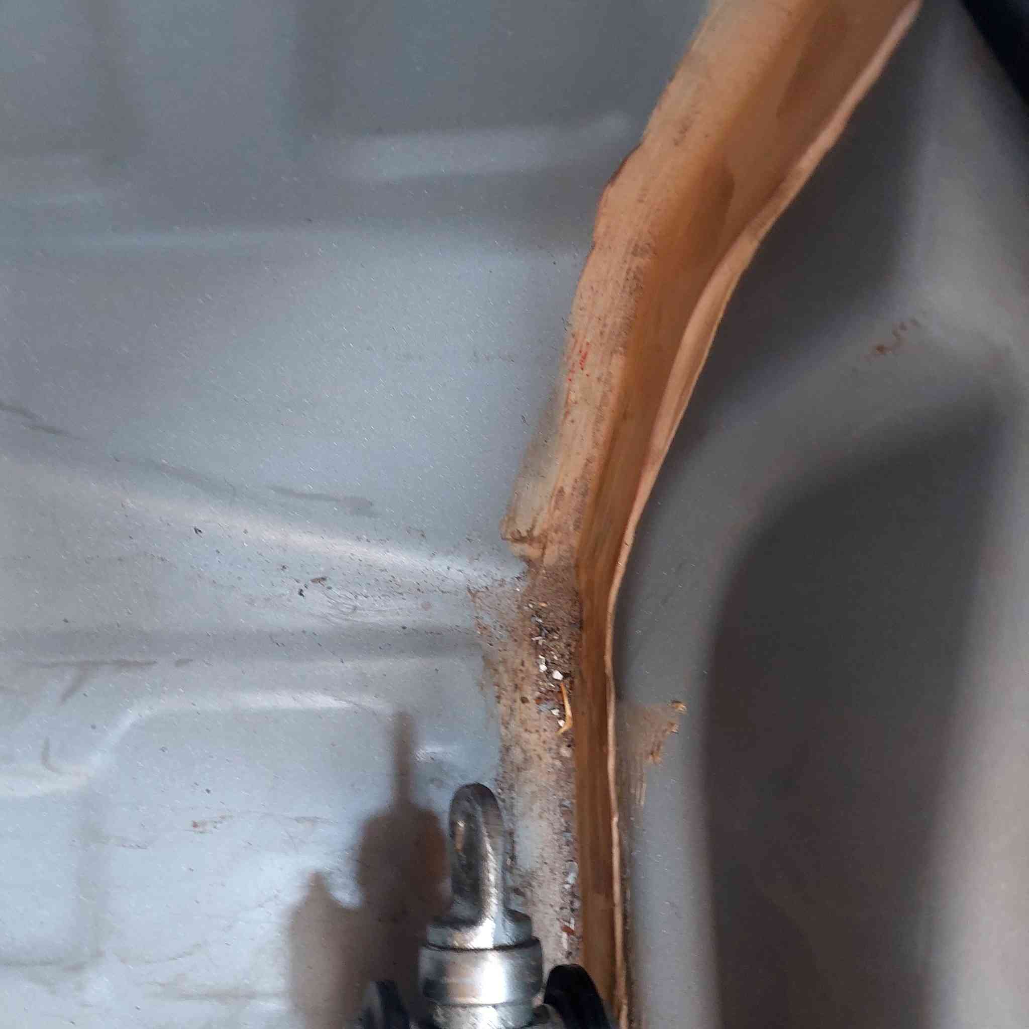 موديل 19 بيه بس الطخة الخلفية المضحة بالصورة والباقي كفالة معروضة 105 وبيه مجال عنوان بغداد الحرية هاتف ***********
