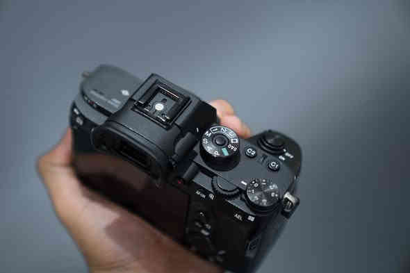 Sony A7R III نظيفة 100% بعدها بحالة الوكالة 

 

دقة خرافية 42 ميجابكسل

Full Frame BSI CMOS حساس
معالج BIONZ X السري

صوير متواصل حتى 10 إطارات بالثانية

لثبيت بصري 5 محاور للتصوير الثابت

ظام فوكس 567 نقطة لتتبع دقيق وسريع

فيديو 4K UHD بجودة مذهلة

شاشة لمس متحركة + واي فاي وبلوتوث + ملحقات الكاميرا كارتون وشاحنة

الشتر 70k فقط

السعر 1600 وبيها مجال بسيط

للتواصل ***********

الكاميرا جدا ممتازة للصور ثم الفيديو - مكاني البصرة
