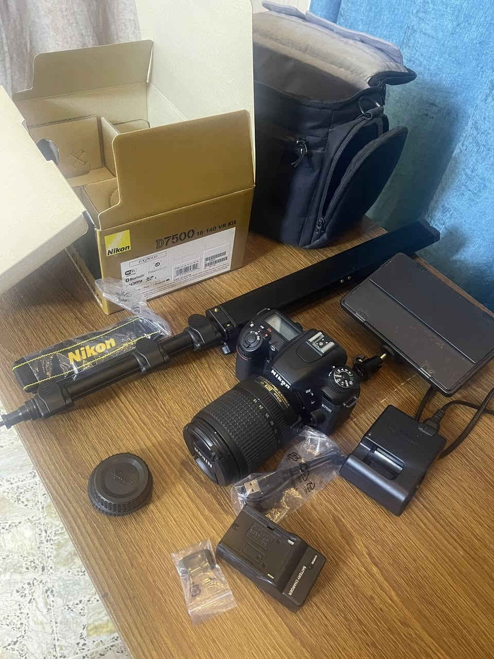 كامرة نيكون 7500 شترهة ١٠ k   النضافة كدام عينك ولا شخط بيهة ملحقات وياهة (العدسة البلادية + ثنين شاحن اصلي + ثنين بطارية اصلي + ثنين رام ساندسك ٣٢ + حقيبة صغيرة ) مستعجل علبيع  السعر ٨٥٠ قفل قفل *********** مكان زعفرانية
