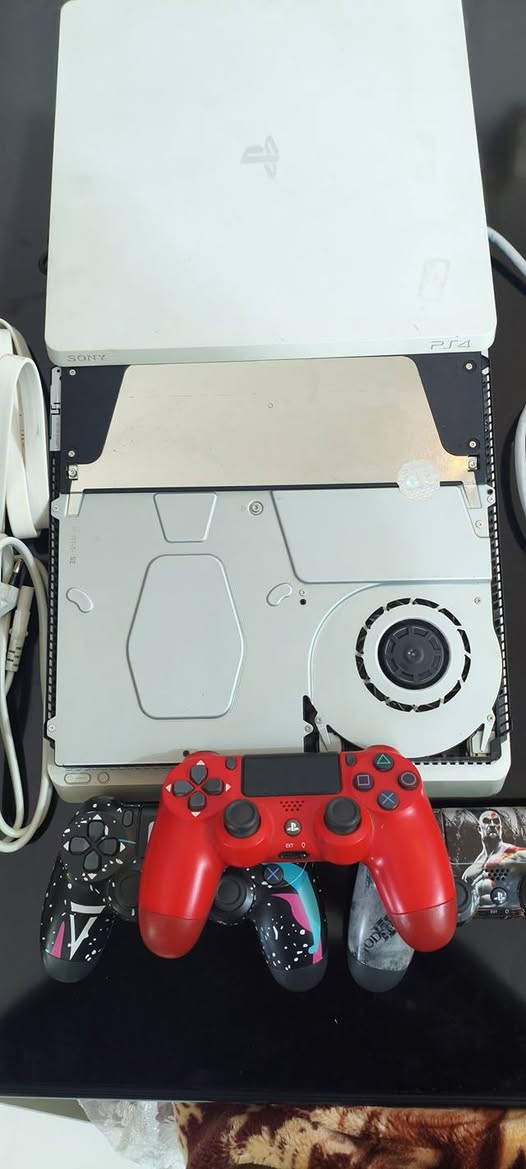 سلام عليكم
للبيع بلي 4 سلم 
نضام 11 مهكر
كامل ملحقات بلي ما مفتوح ولا واصل تصليح 
وياه 3 جوستك وياه يوبي اس السعر 300 وبي مجال شراي تفضل خاص 
*********** // ***********
