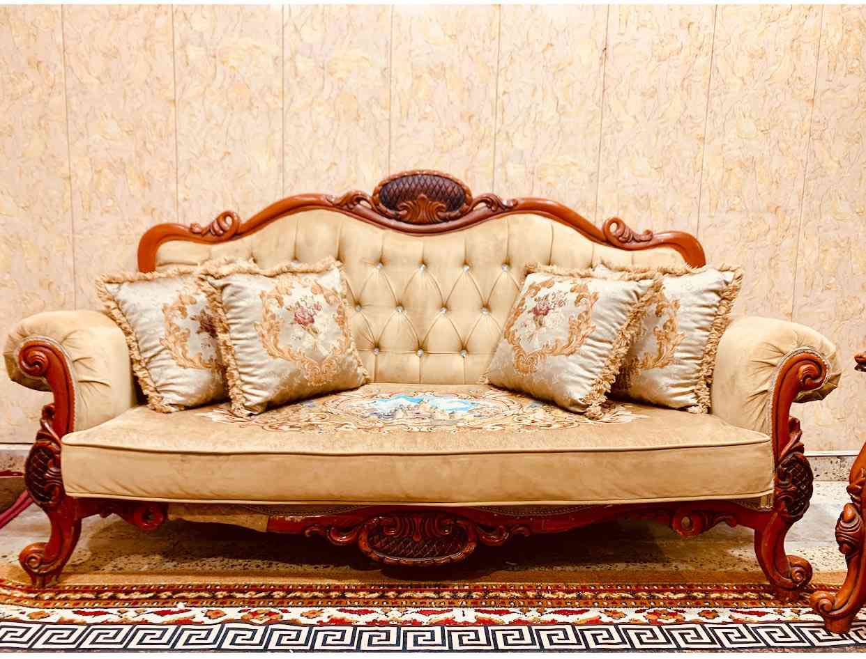 تخم زان تركي ملكي 10 مقاعد 
خشب جدا ثقيل 
نظيف جدا 
مكانه الحريه للتواصل 
***********
