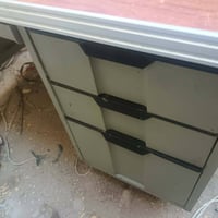 ميز مكتبي للبيع السعر 40 وبيه مجال قليل، للاتصال 07893543918