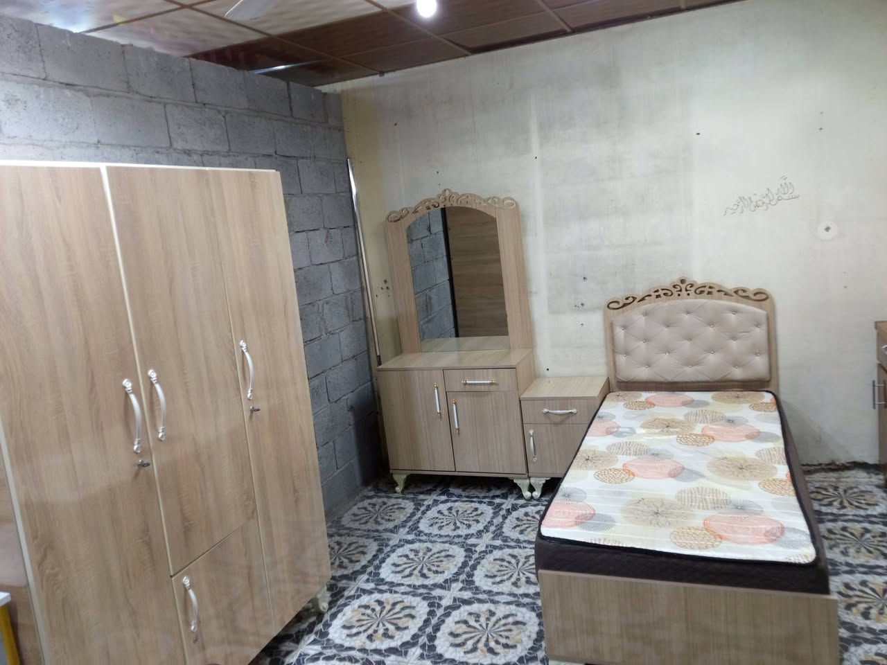 غرفه ام نفر مستخدم شي قليل 5قطع  فول نضافه تفصال حطاطه اي عيب مابيه السعر 300 بيها مجال العنوان كركوك حي العروبه ***********
