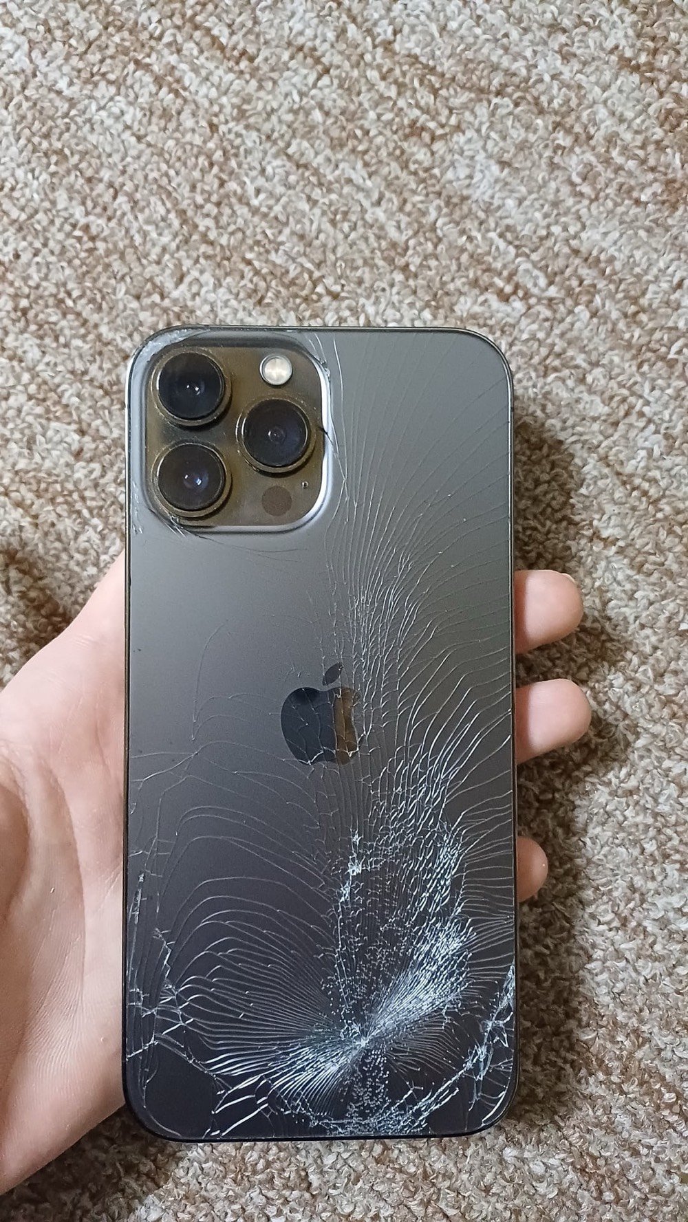 ايفون 13 برو ماكس 
ذاكرة 128
بطارية 95
نظافة 100% بس مفطور ظهر
