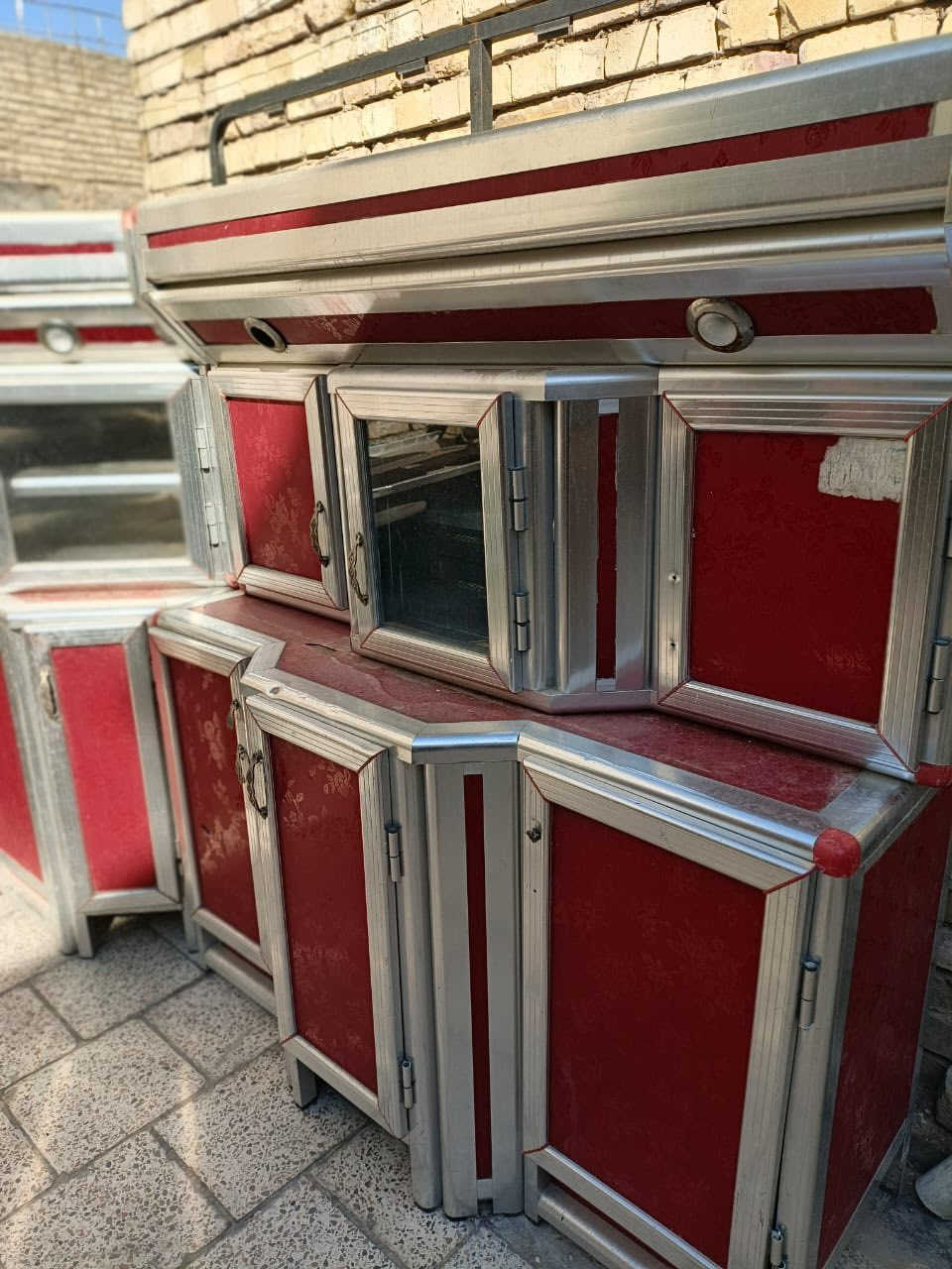 سلام عليكم ،كاونتر للبيع ثقيل مو سوكي الخفيف 
٤قطه وسنك موجود بس الحوض ،الكبير متر ونص ،وزاريه ٧٠ سم.سعر ١٥٠ الف  /عنوان بغداد 
وتساب ***********
