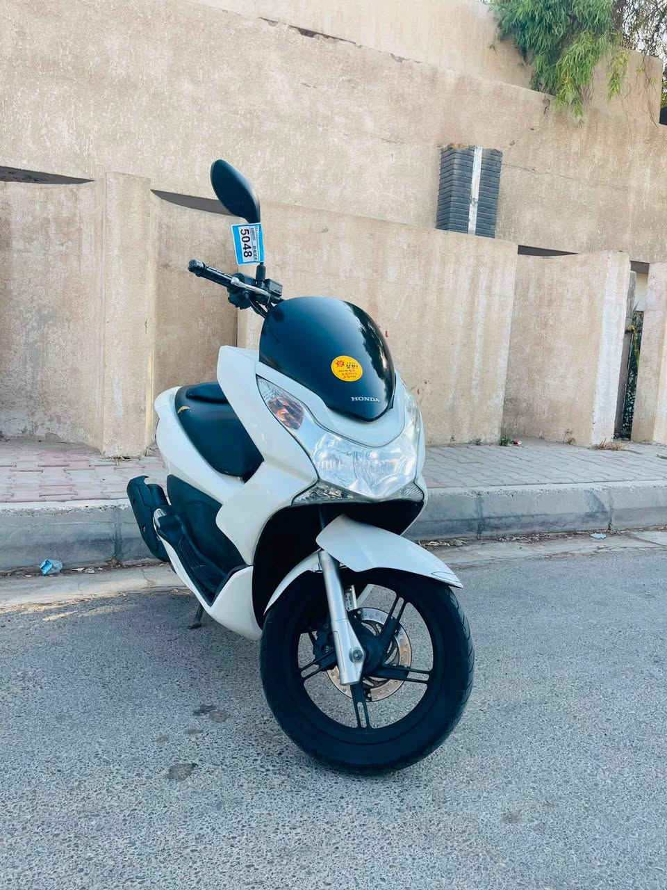 السلام عليكم للبيع دراجه pcxجيل اول مكينه 150 ماشيه ١٧الف دراجة  كلها ابلاديه شرط النضافه دراجهة مال رمبه المديل 2018ماخذها رمبه اوراق المعرض موجوده الدراجه على ايدي ياباني الاصلي JFدراجه جديده السعر 1500العنوان بغداد ***********

