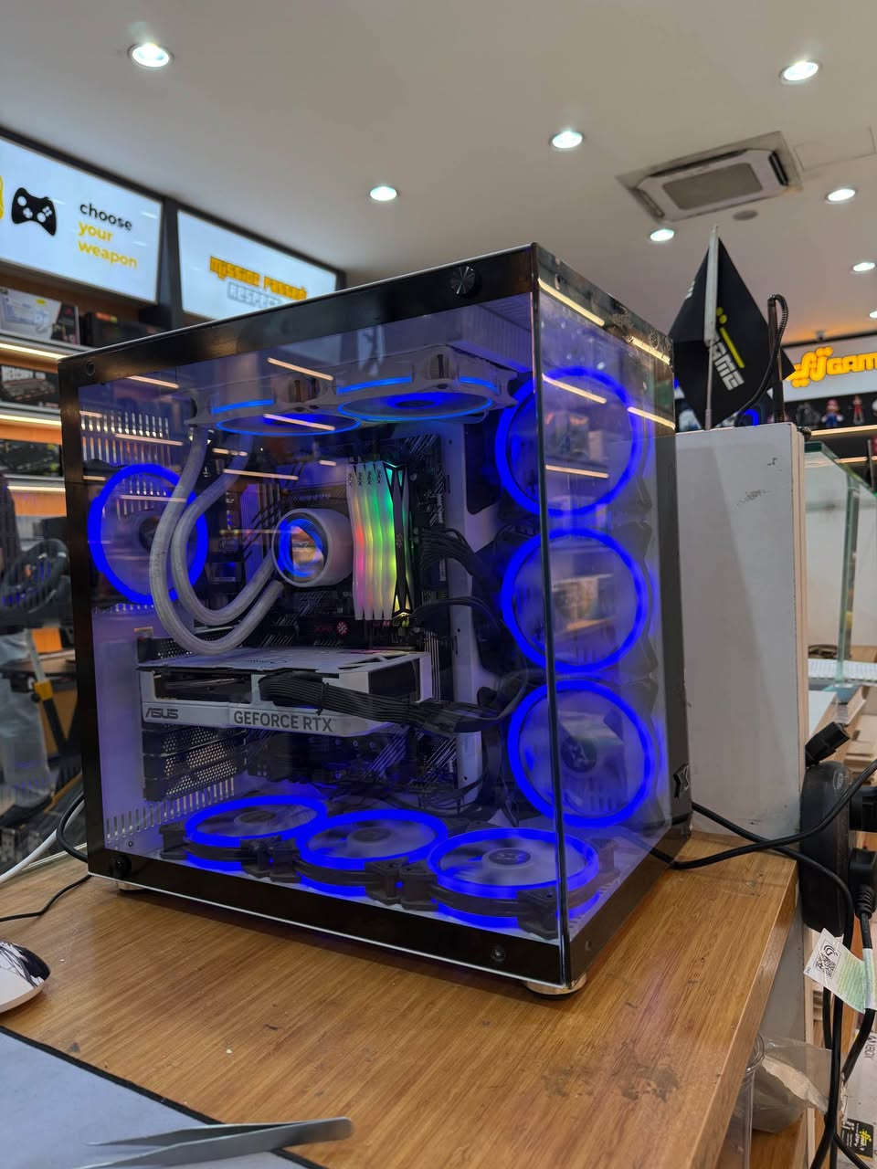 Pc للبيع مواصفاتها 
4060 Rtx 
Ram 32 8*4 
Hard 1t 
Intel core i7 10700

وياها ملحقات شاشتين 
Lg ultra gear 2k 180hz 27ing
Hp 60hz 24 ing
Sound bar reddragon 
Mouse & keyborad red dragon 
 رقمي *********** راسلني واتساب اتواجد اكثر بغداد, العراق
